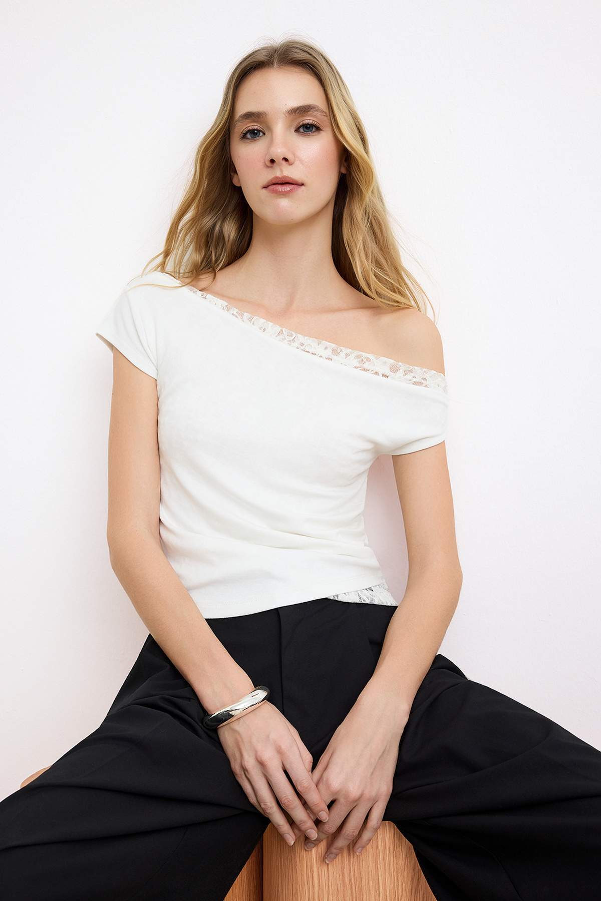 Trendyolmilla Ekru Fitted/Vücuda Oturan Asimetrik Yaka Dantel Detaylı Crop/Kısa Esnek Örme Bluz TWOSS26BZ00356