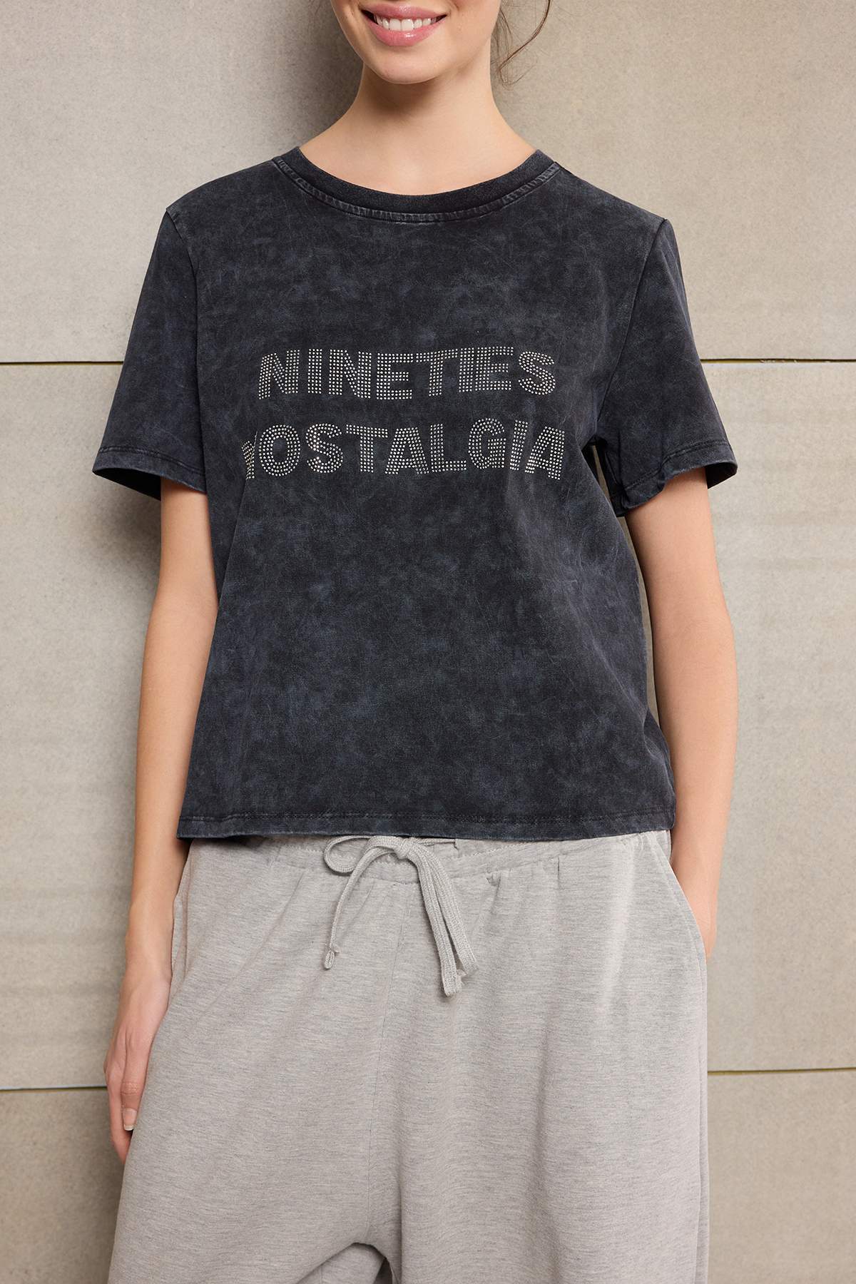 Trendyolmilla  Teen Antrasit Slogan Regular Kalıp Eskitme/Soluk Efektli Tok %100 Pamuk Örme T-Shirt TWOSS26TS00015 - Görsel 4