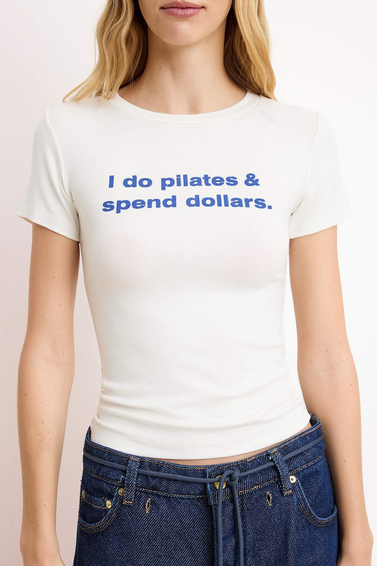 Trendyolmilla  Ekru Slogan Fitted Bisiklet Yaka Standart Kol Kısa Pamuk Ribana Örme T-Shirt TWOSS26TS00071 - Görsel 3