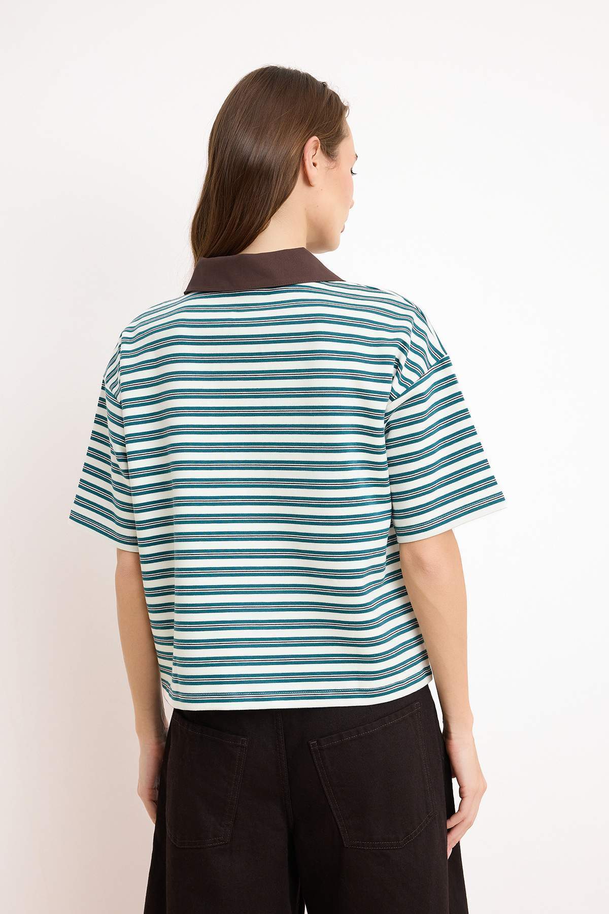 Trendyolmilla  Yeşil Çizgili Oversize Kalıp Polo Yaka Dokuma Detaylı Tok İnterlok Örme T-Shirt TWOSS26TS00030 - Görsel 8