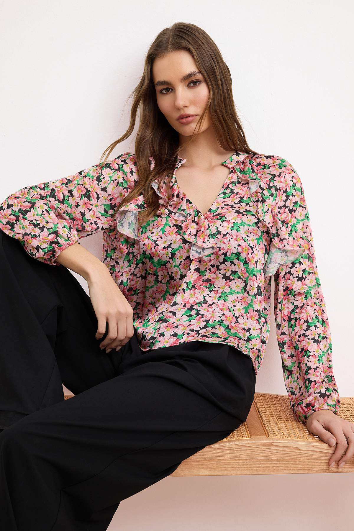 Trendyolmilla Pembe Çiçekli Fırfır Detaylı Saten Dokuma Bluz TWOSS26BZ00394