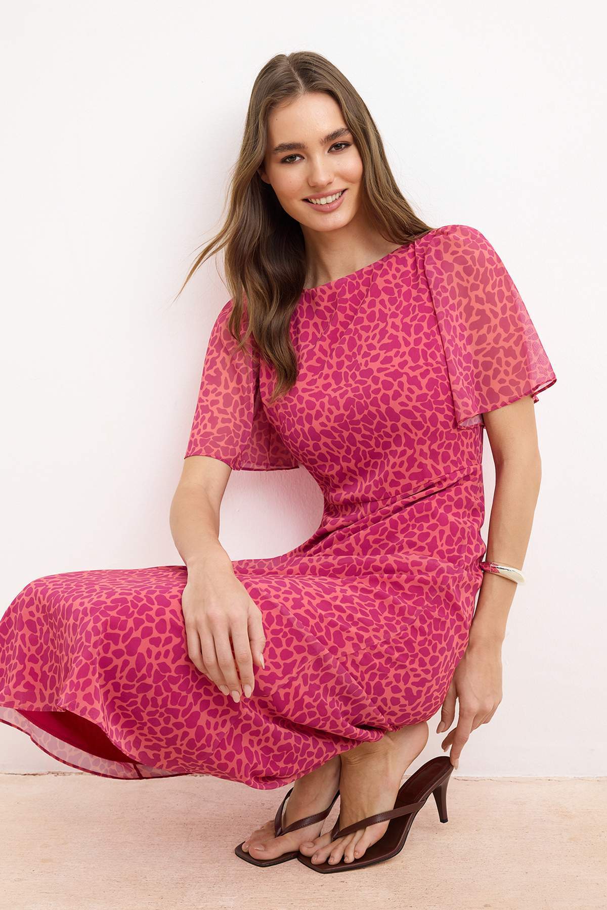 Trendyolmilla  Fuşya Animal Desenli A Kesim Melek Kol Astarlı Şifon Uçuş Uçuş Dokuma Midi Elbise TWOSS23EL01372 - Görsel 2