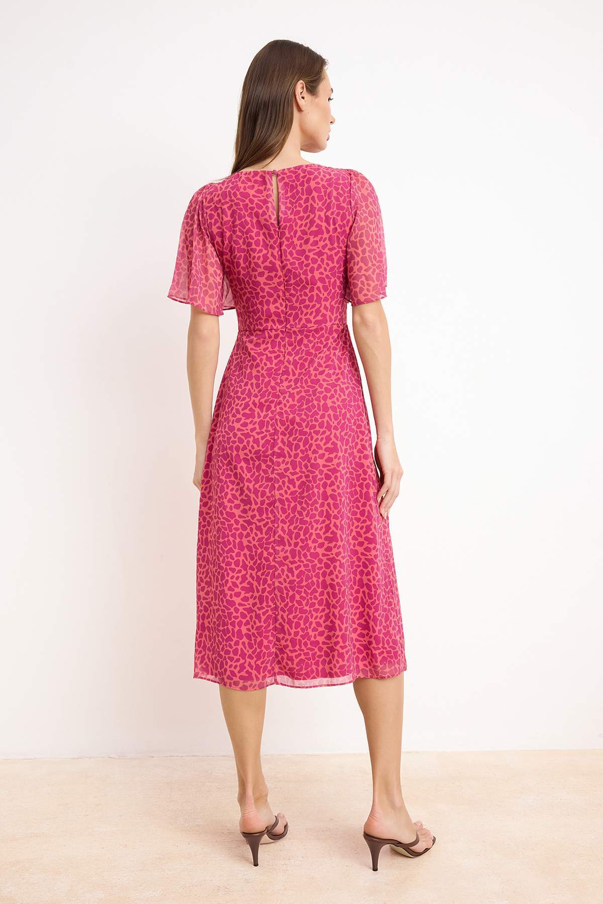 Trendyolmilla  Fuşya Animal Desenli A Kesim Melek Kol Astarlı Şifon Uçuş Uçuş Dokuma Midi Elbise TWOSS23EL01372 - Görsel 4