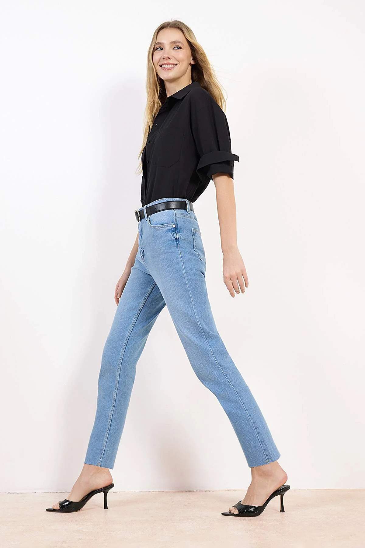 Trendyolmilla  Mavi Kesik Paça Yüksek Bel Az Esnek Mom Jeans TWOSS26JE00108 - Görsel 2