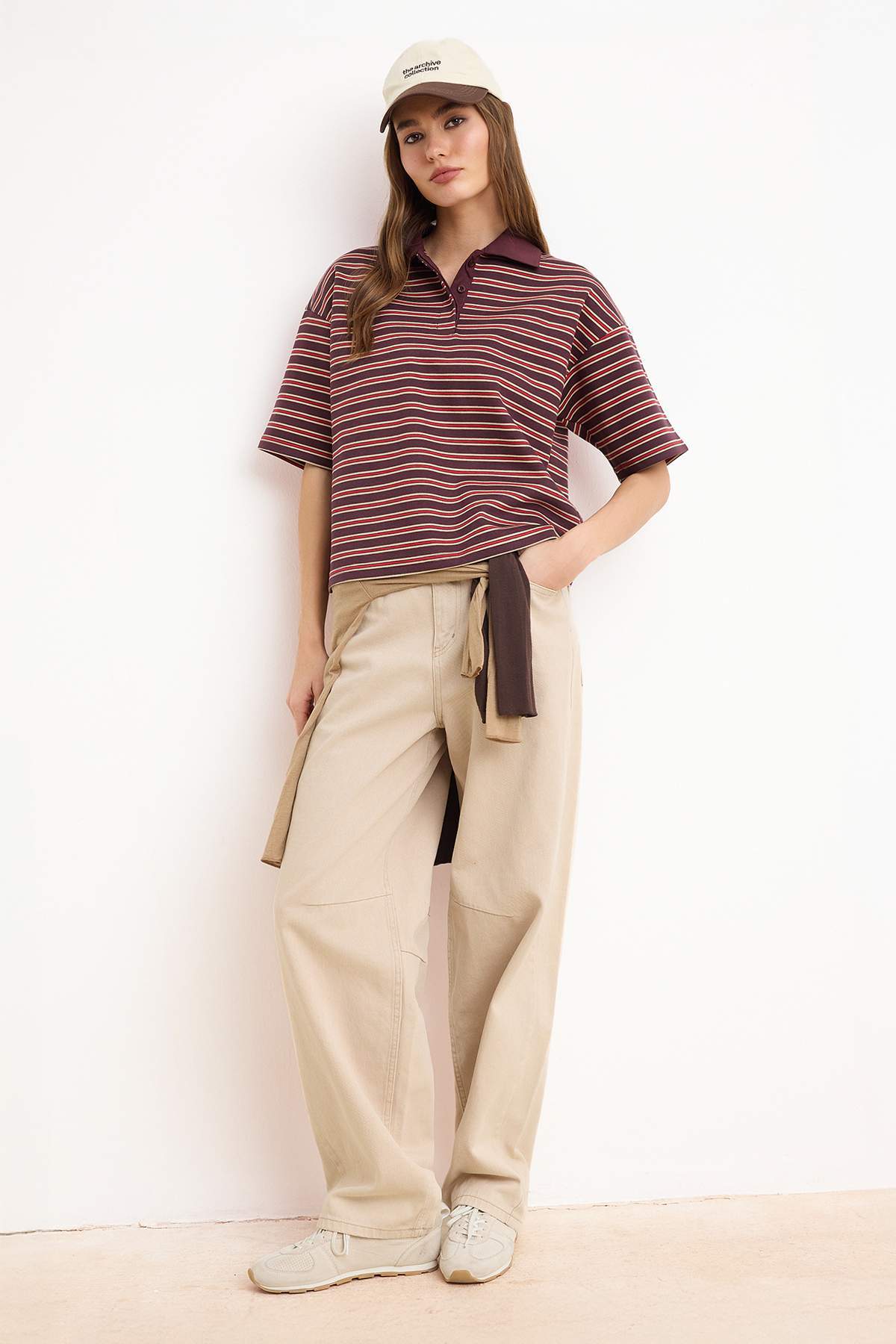 Trendyolmilla  Bordo Çizgili Oversize Kalıp Polo Yaka Dokuma Detaylı Tok İnterlok Örme T-Shirt TWOSS26TS00030 - Görsel 2