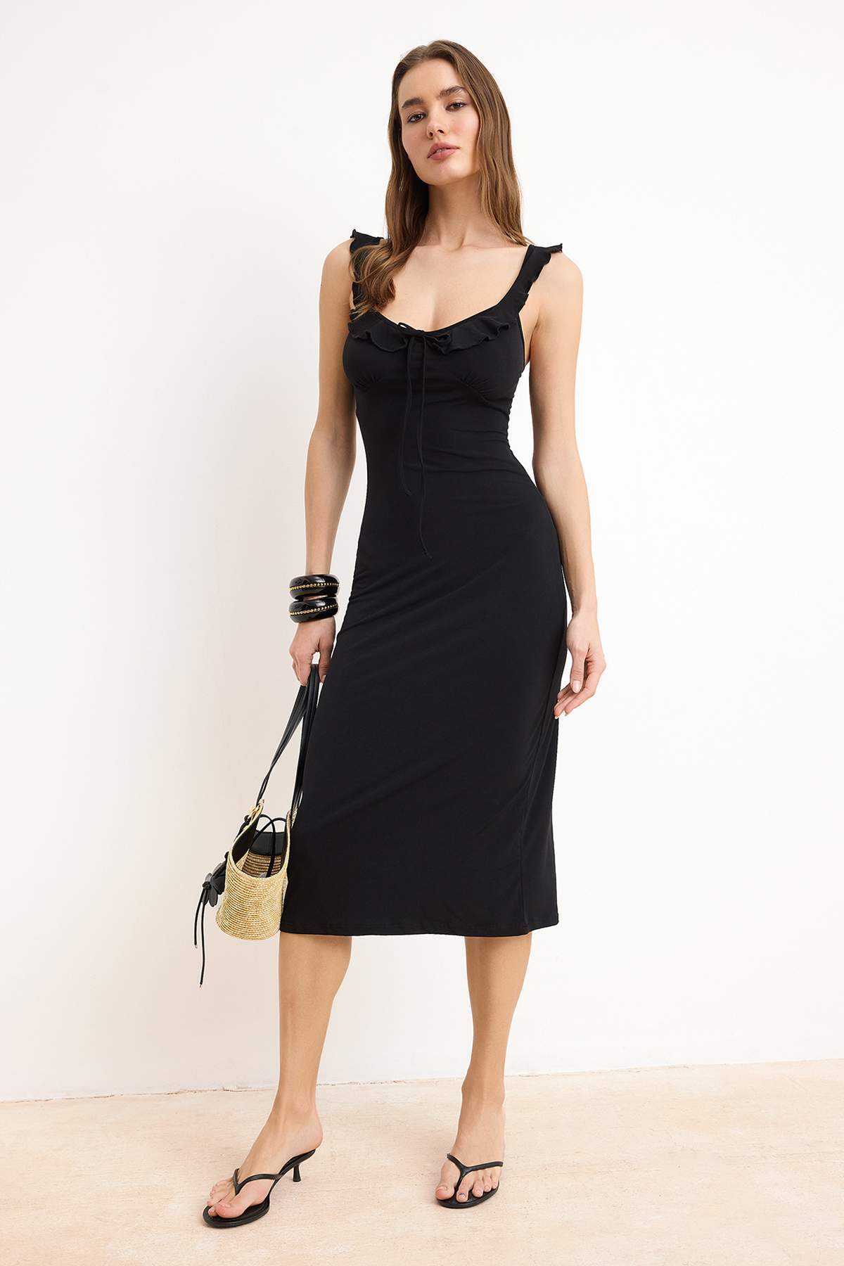Trendyolmilla Siyah Bodycon V Yaka Kalın Askılı Kolsuz Volanlı/Fırfırlı Maxi Esnek Örme Elbise TWOSS26EL00202