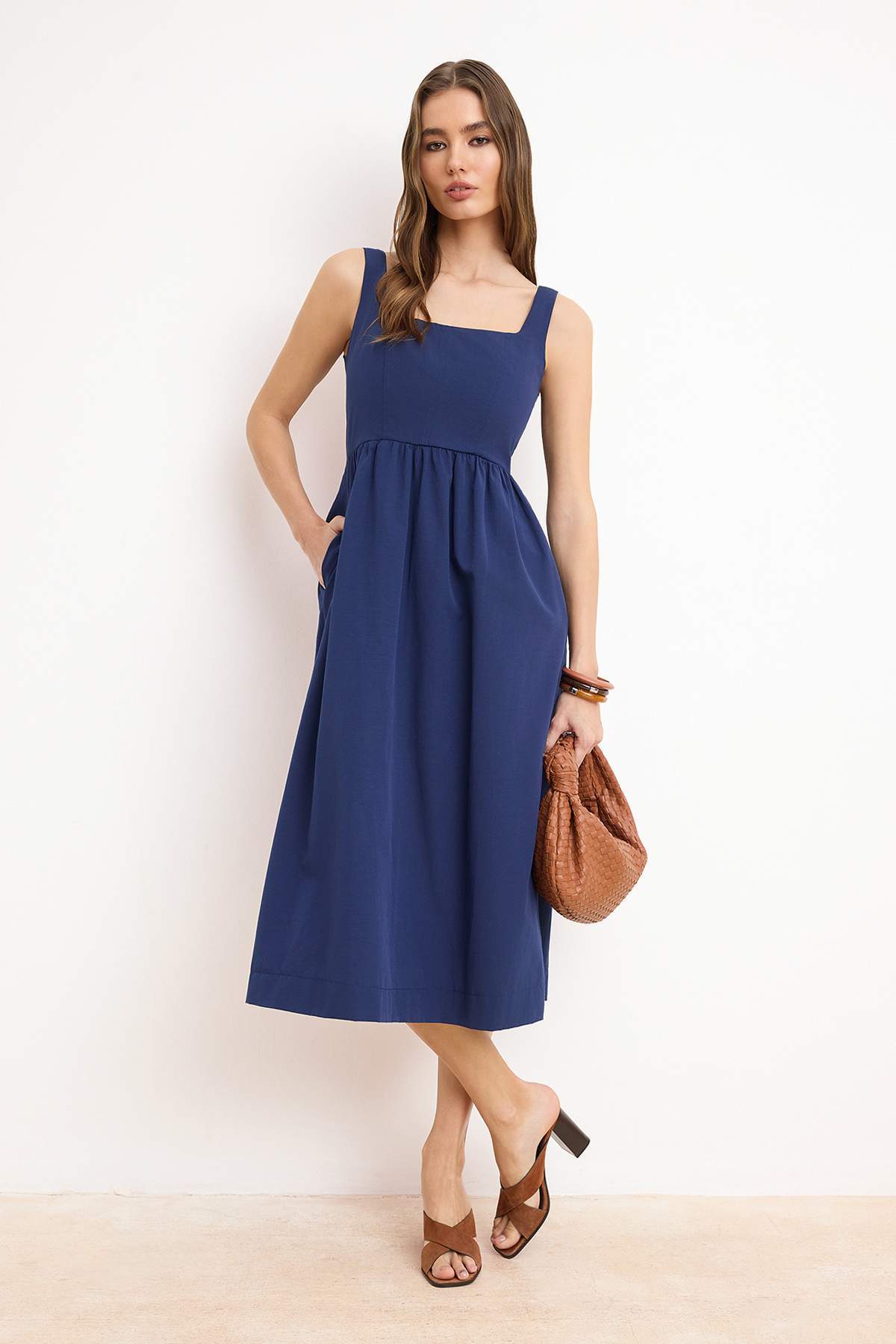 Trendyol Collection Tkana sukienka midi z gorsetem w kolorze indygo i detalam...