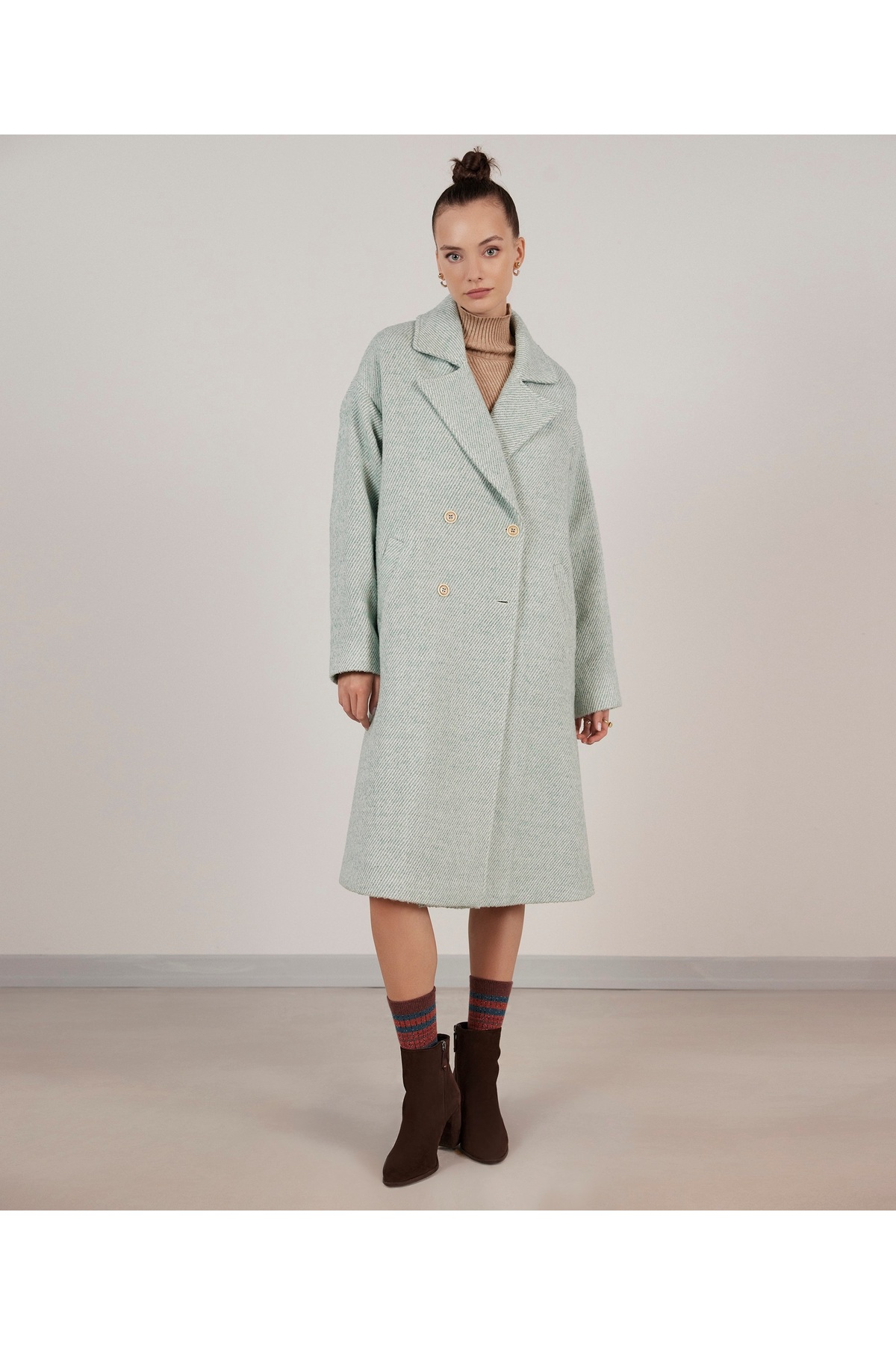 Yargıcı  Yırtmaç Detaylı Palto