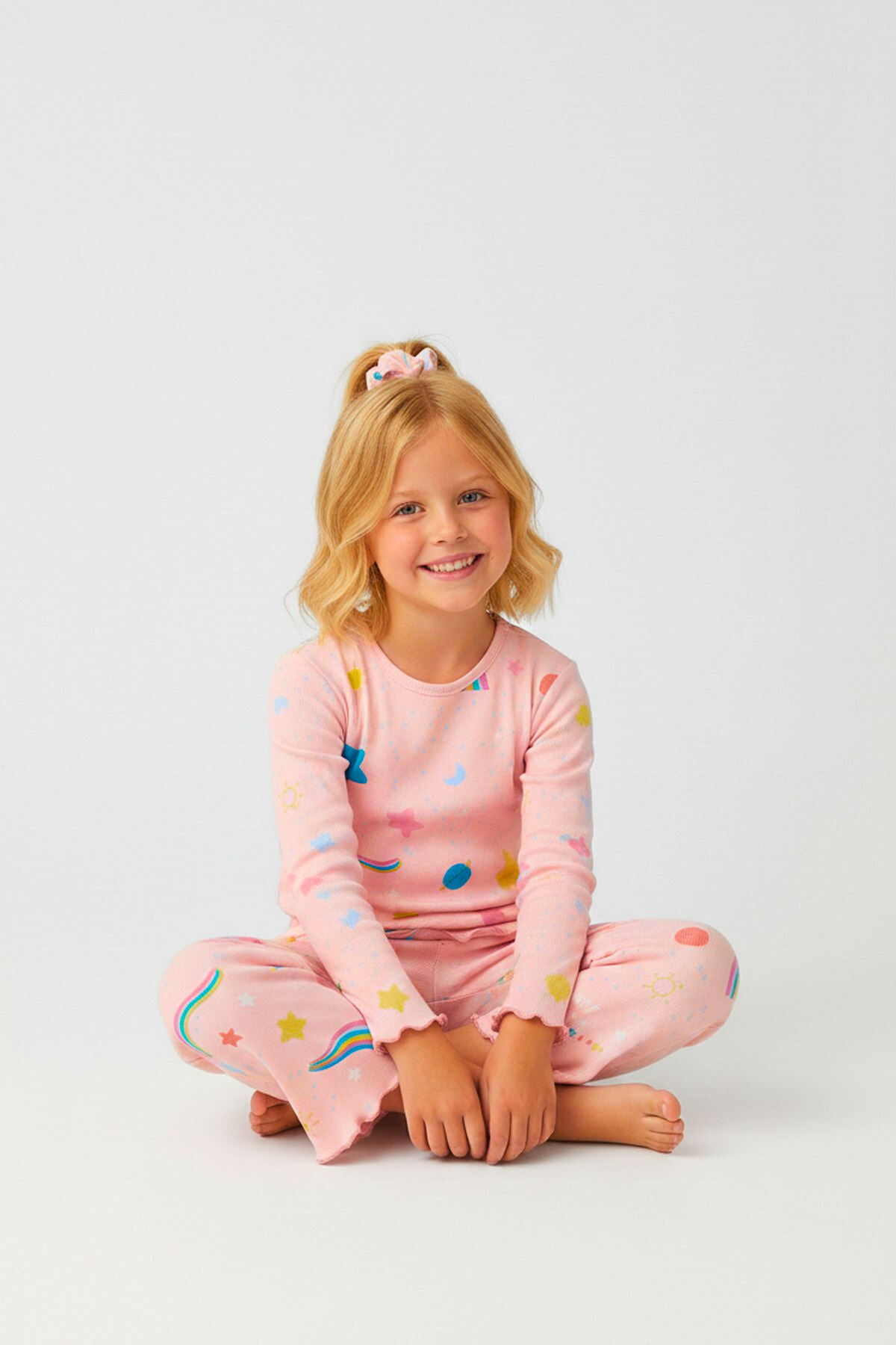 bunny hopp Gökkuşağı Desenli %100 Pamuklu Kız Çocuk Pijama Takımı - Toka Aksesuarlı Mevsimlik Takım fotoğrafı 3 (önizleme)