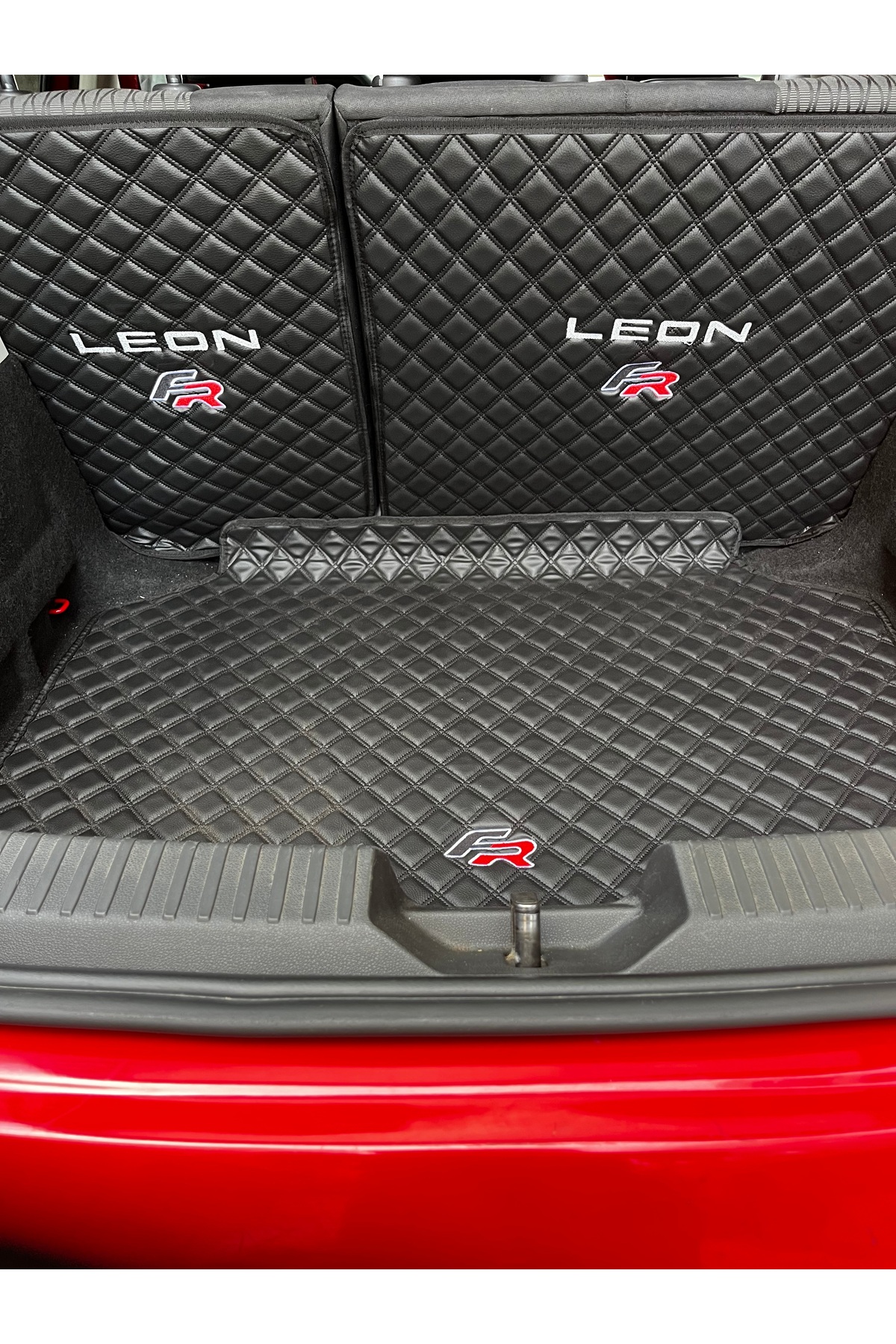 BalcıoğluSRV SEAT LEON MK-3 UYUMLU LOGOSUZ BAKLAVA DESEN DERİ KAPİTONE BAGAJ KAPLAMA