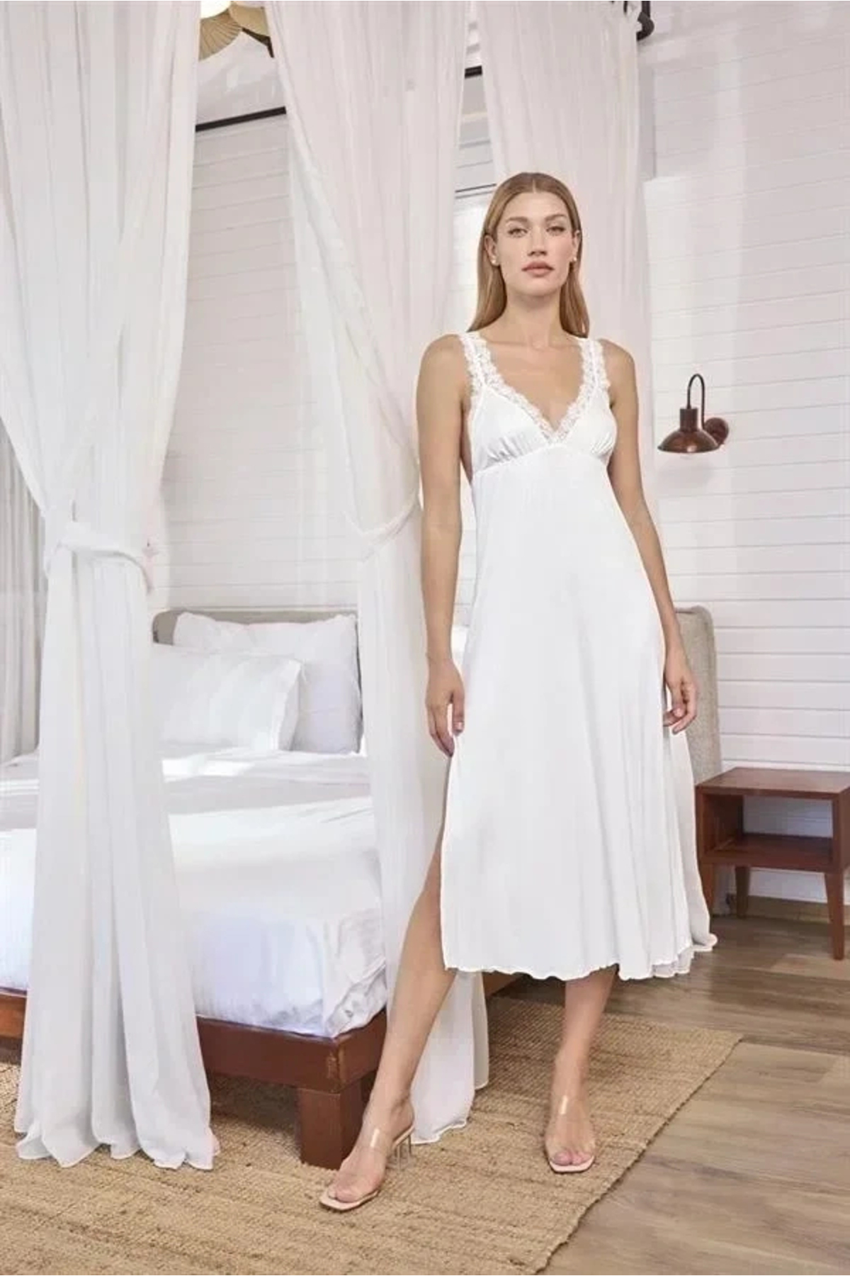 AMORA SECRET ÖZEL TASARIM DANTELLİ VE DEKOLTELİ YIRTMAÇLI GECELİK