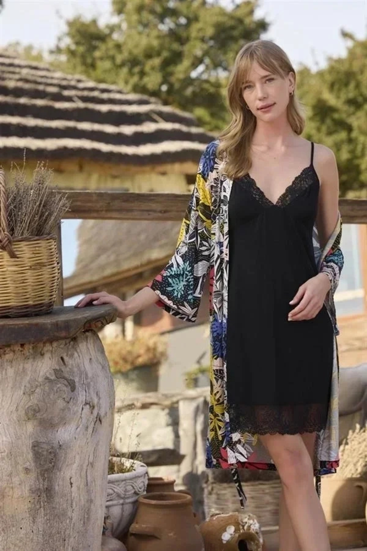 Genel Markalar ÖZEL TASARIM YAPRAK DESENLİ DANTELLİ VE DEKOLTELİ SABAHLIK TAKIMI