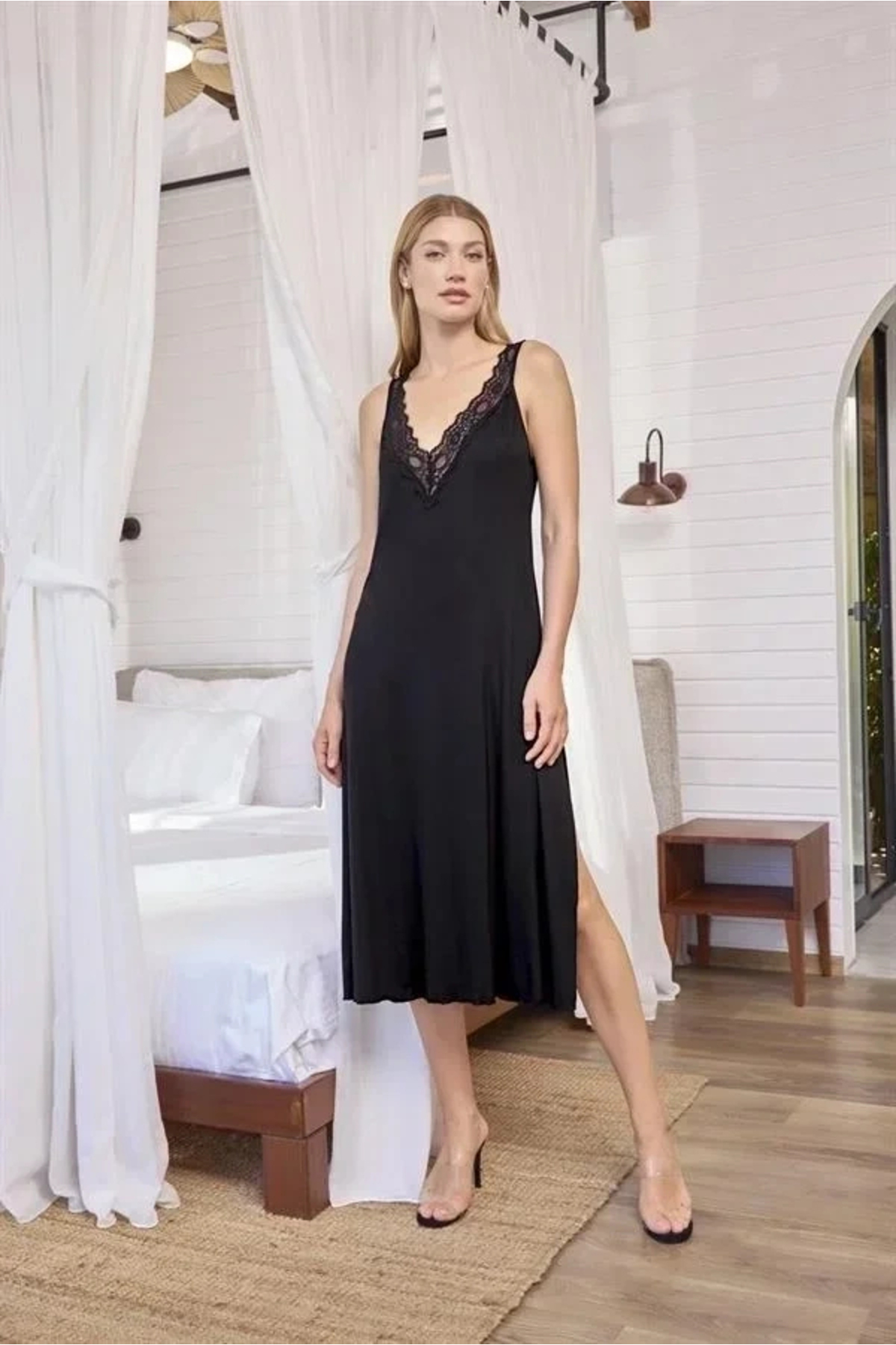 AMORA SECRET ÖZEL TASARIM GÖĞÜS VE SIRT DEKOLTELİ DANTELLİ VE YIRTMAÇLI GECELİK