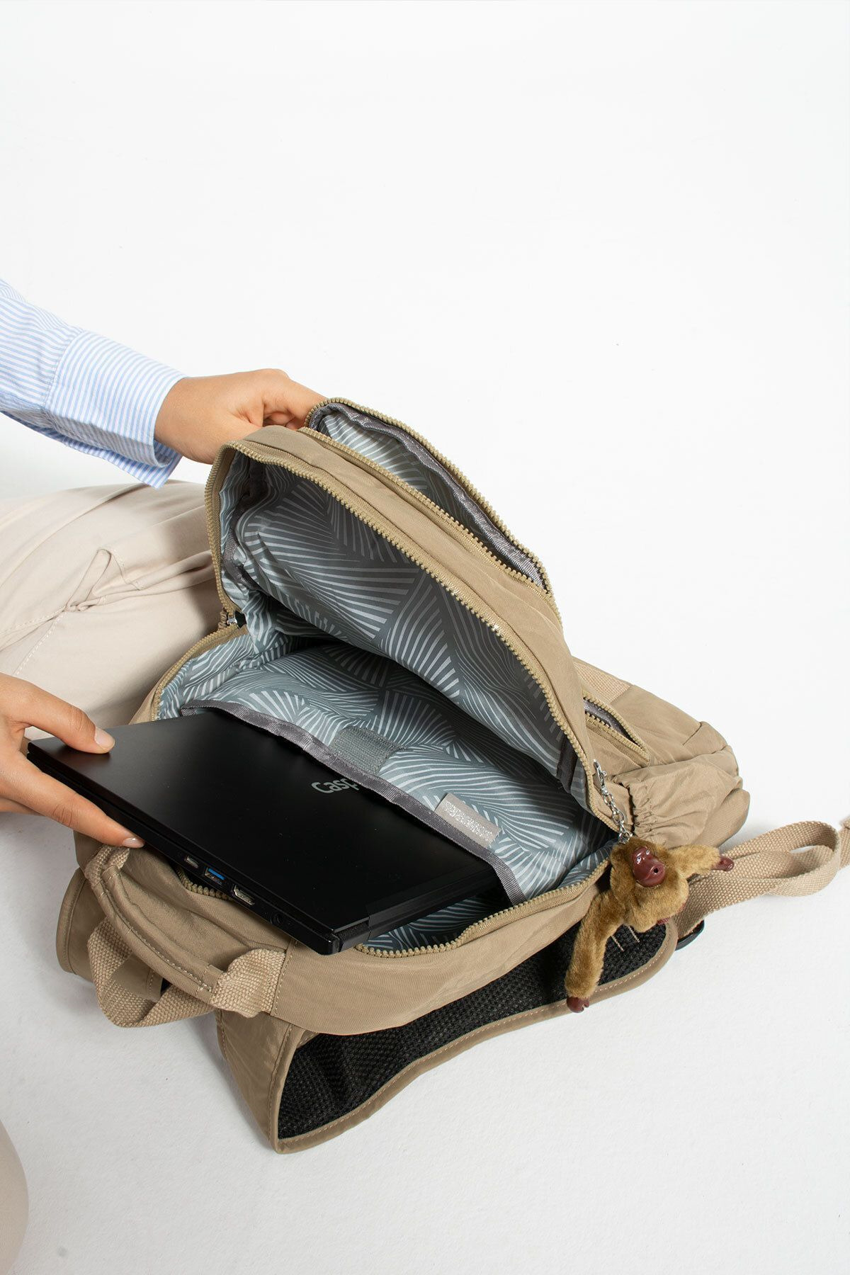 Sanmorris Unisex Suya Dayanıklı Kumaş Laptop Bölmeli 3 Gözlü Bej Renkli Okul Seyahat Sırt Çantası görsel 4