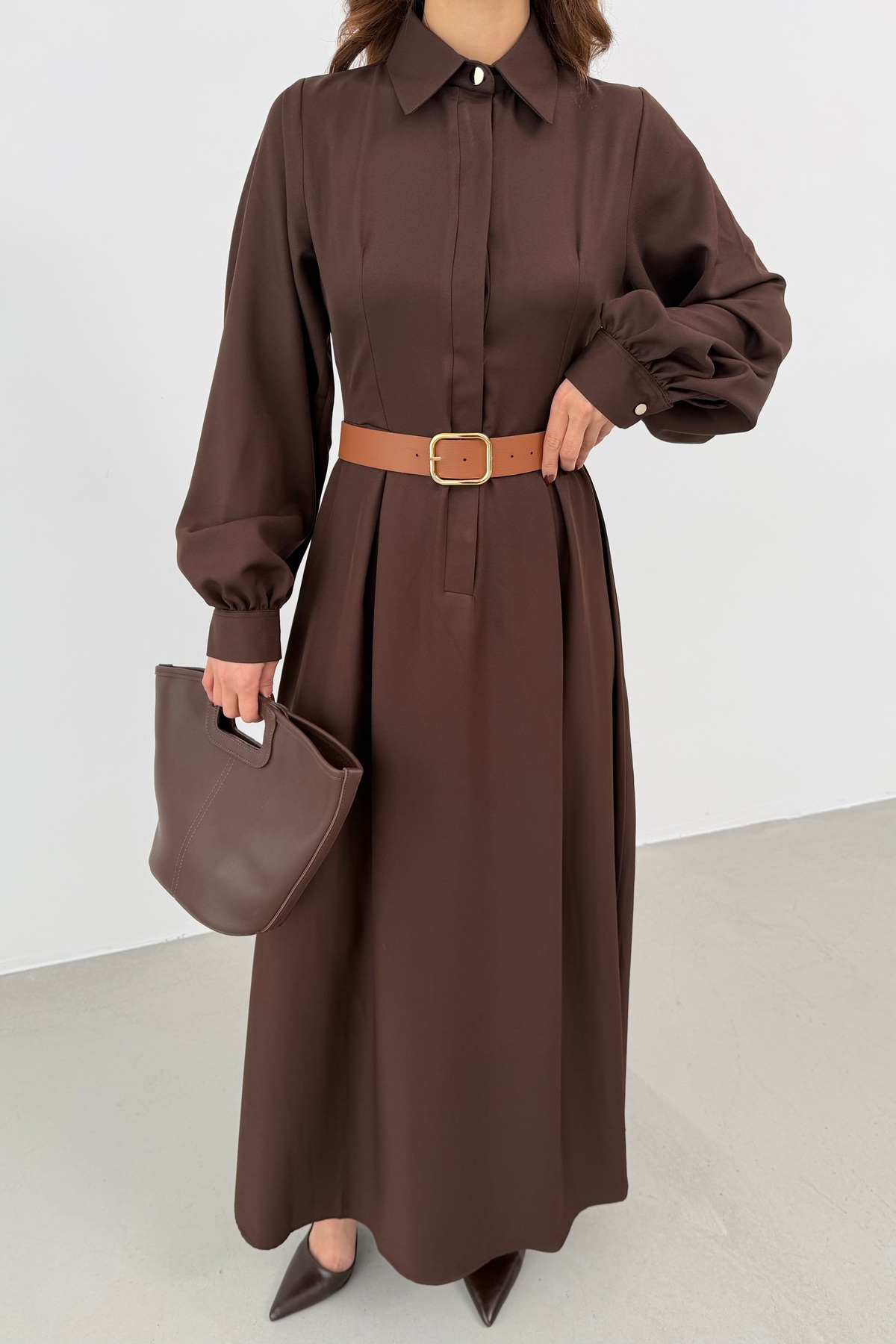 فستان نسائي بني تفاصيل حزام بأكمام بالون حرير i D...