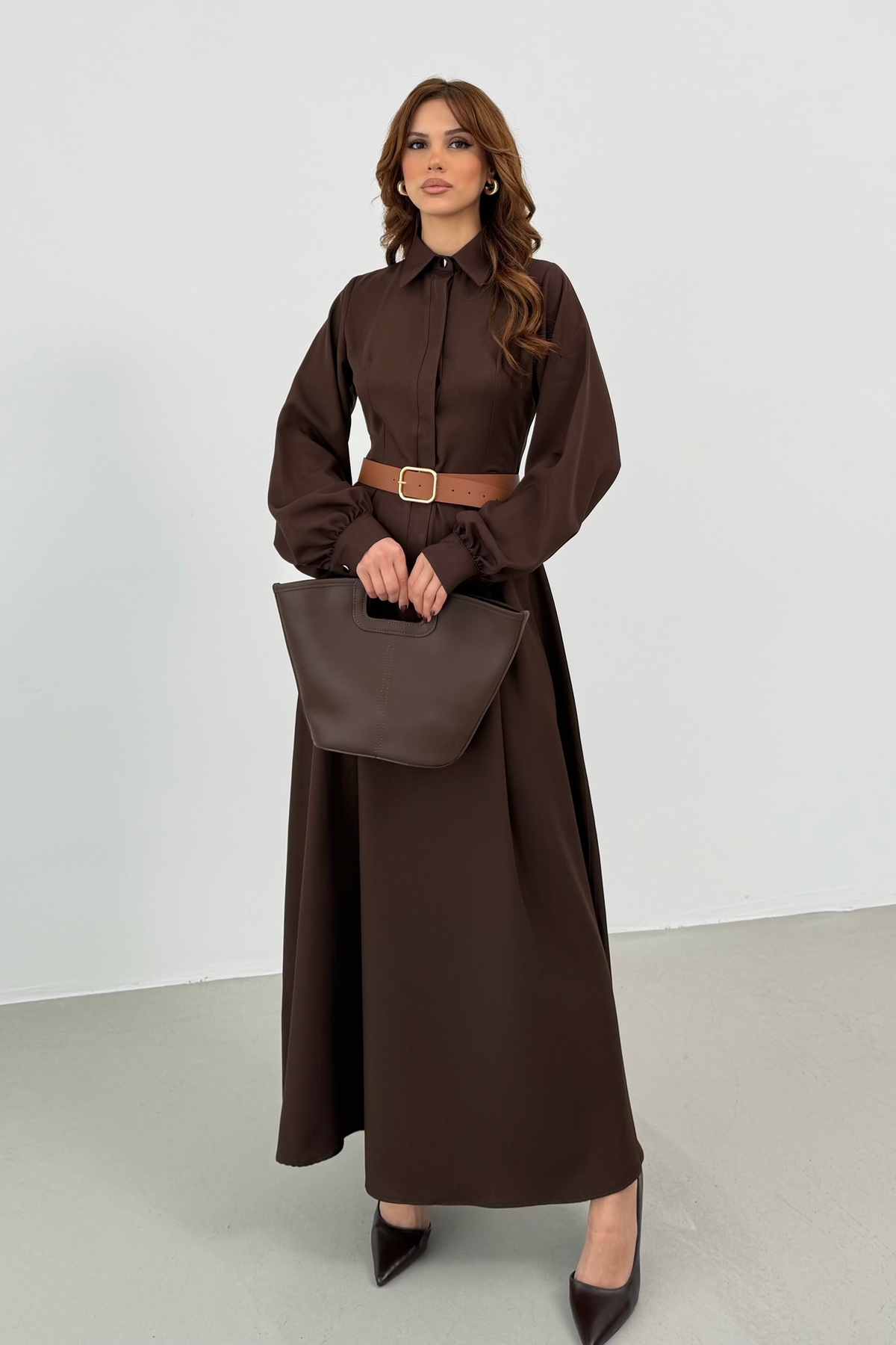 فستان نسائي بني تفاصيل حزام بأكمام بالون حرير i D...