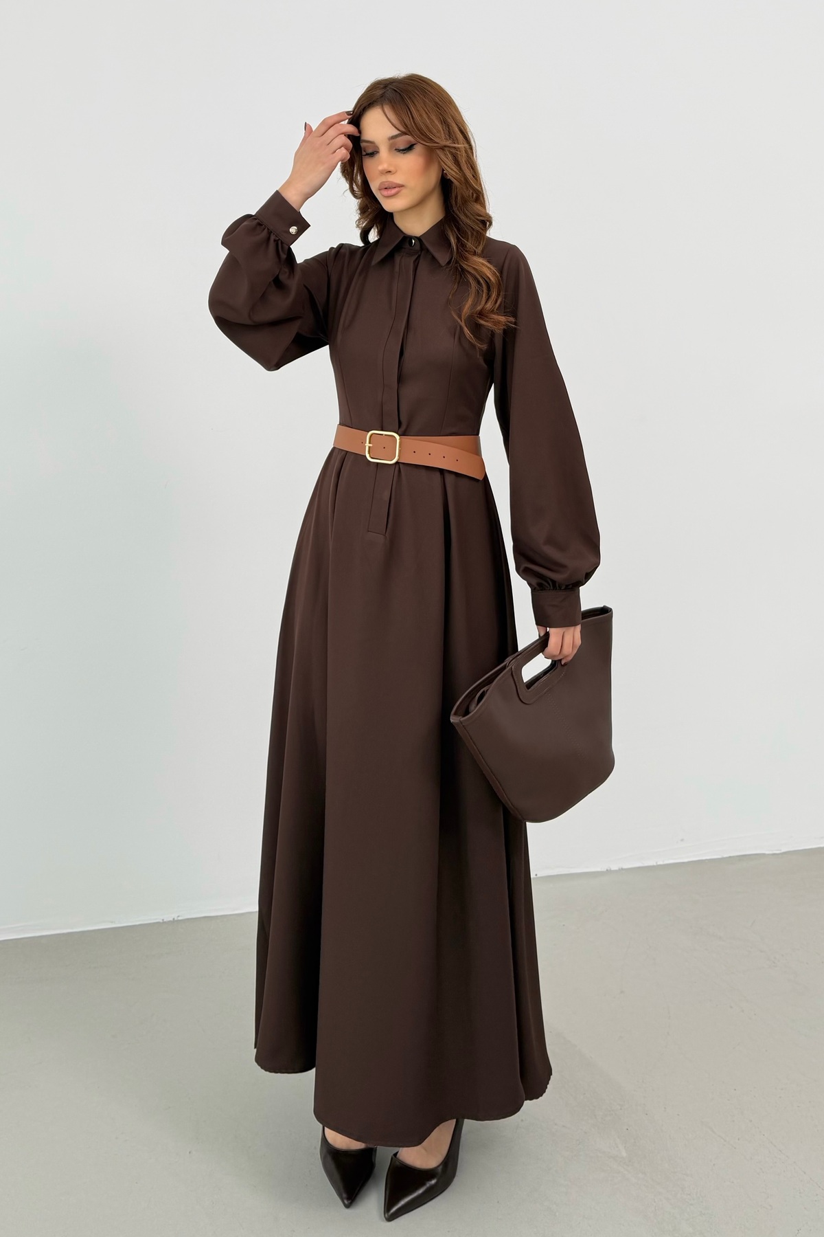 فستان نسائي بني تفاصيل حزام بأكمام بالون حرير i D...