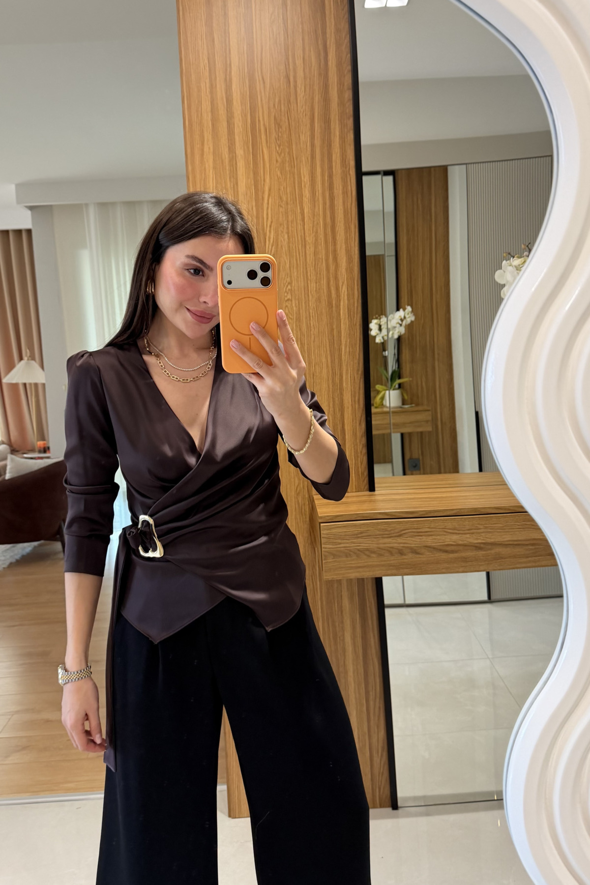 Gizem Ecemiş  Felice Kahve Tokalı Saten Gömlek