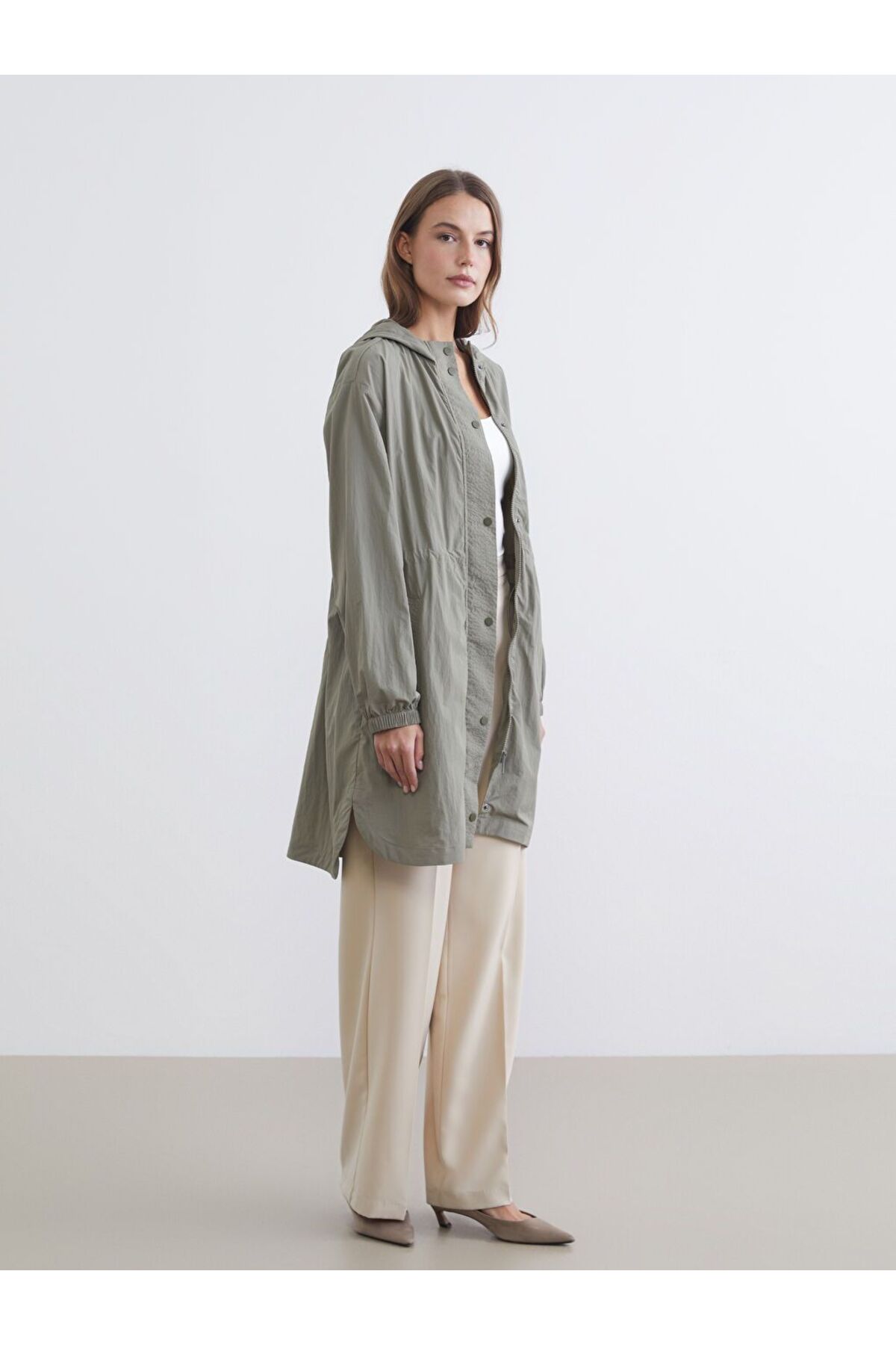 LC Waikiki  Kapüşonlu Kadın Yağmurluk - Görsel 2