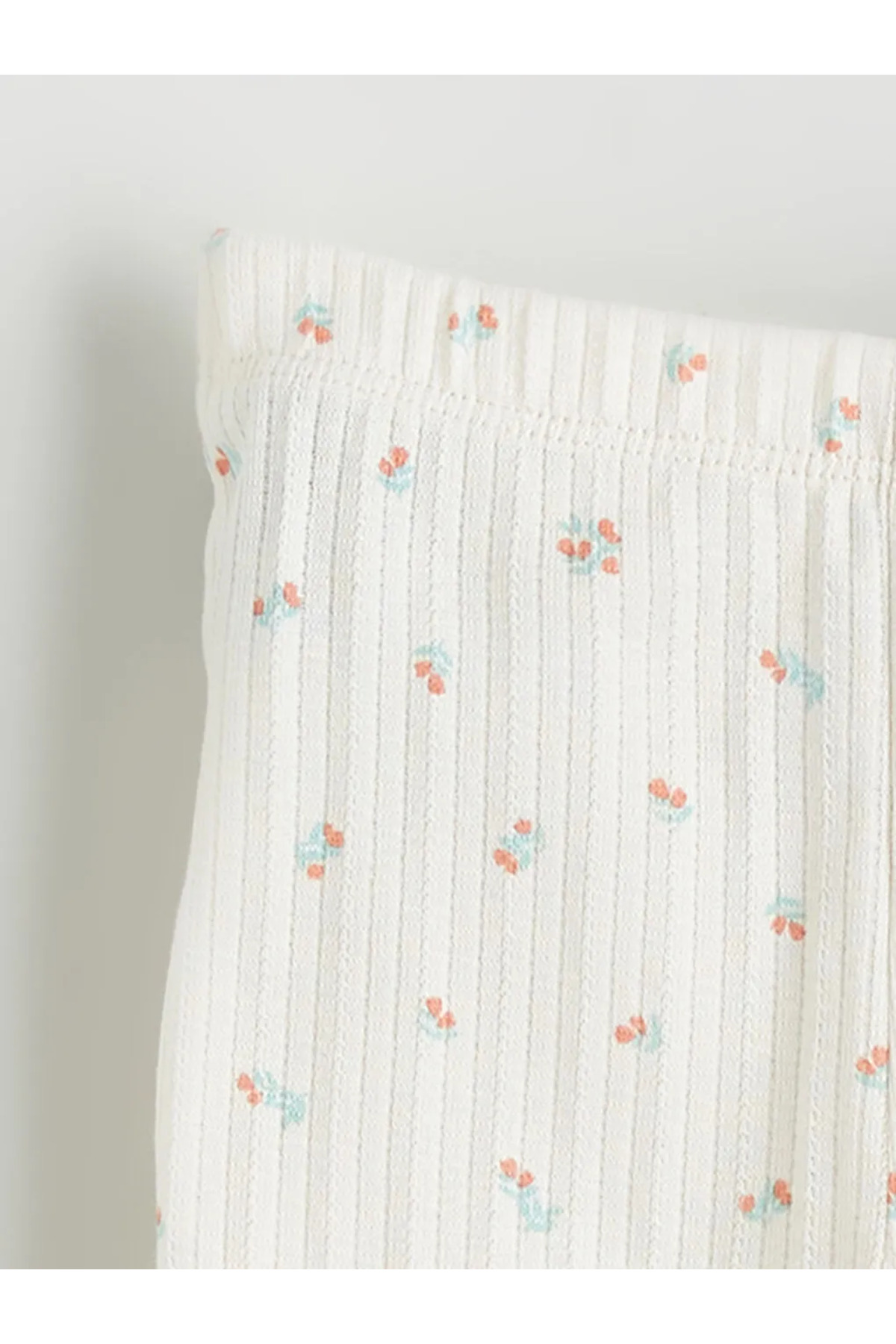 LC Waikiki Ekru Çiçekli Kız Bebek Tişört ve Tayt fotoğrafı 3 (önizleme)