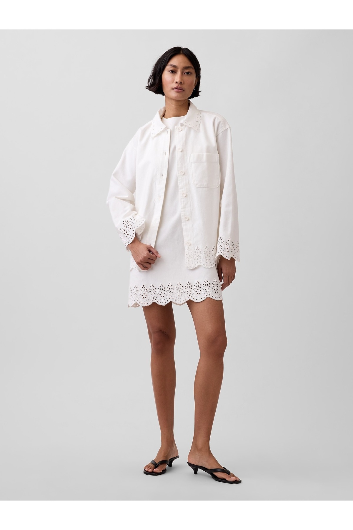 GAP  Kadın Beyaz Eyelet Hem Relaxed Gömlek Ceket - Görsel 4