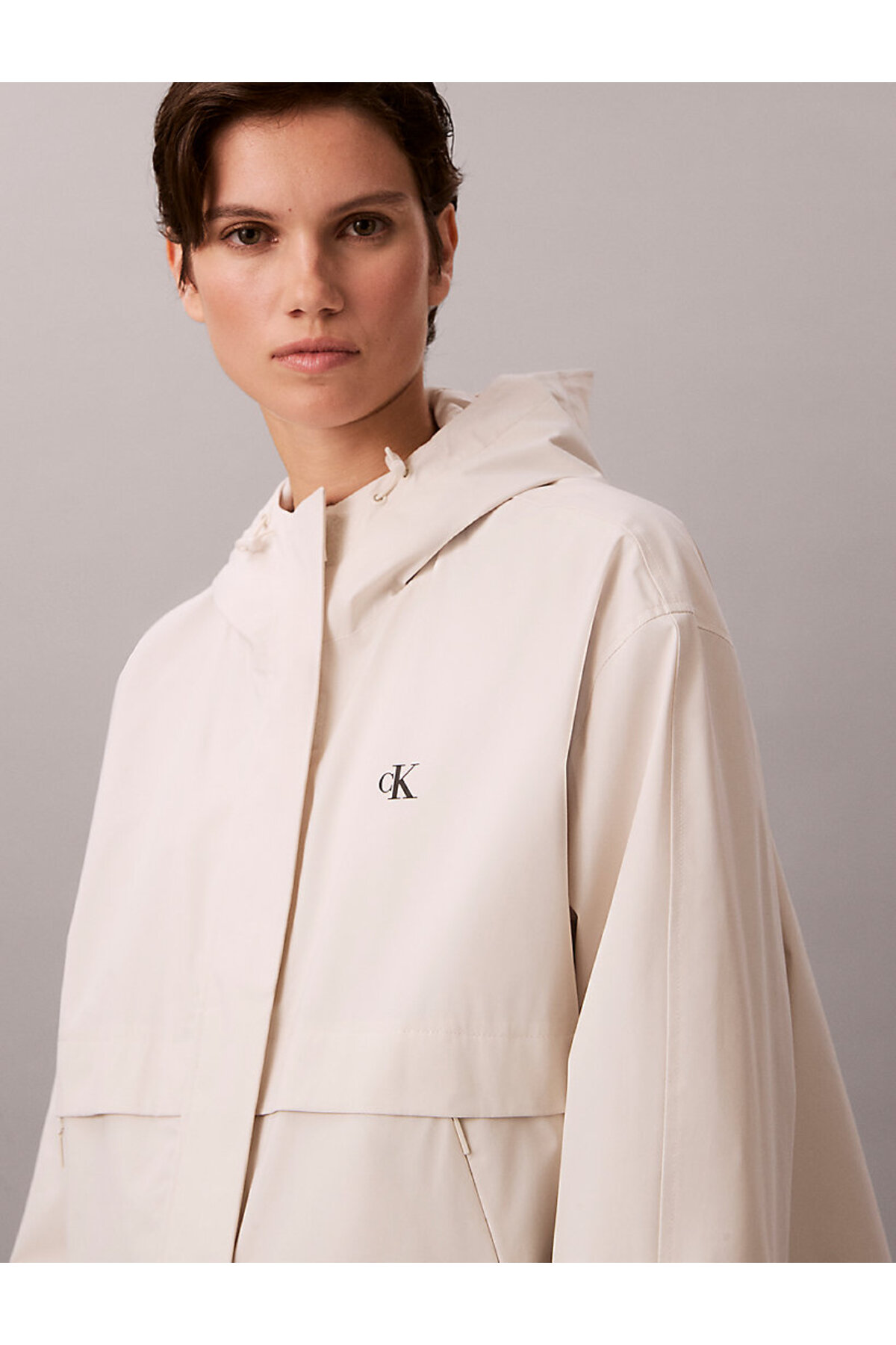 Calvin Klein Kadın Hooded Tech Kısa Yağmurluk Ceket görsel 3