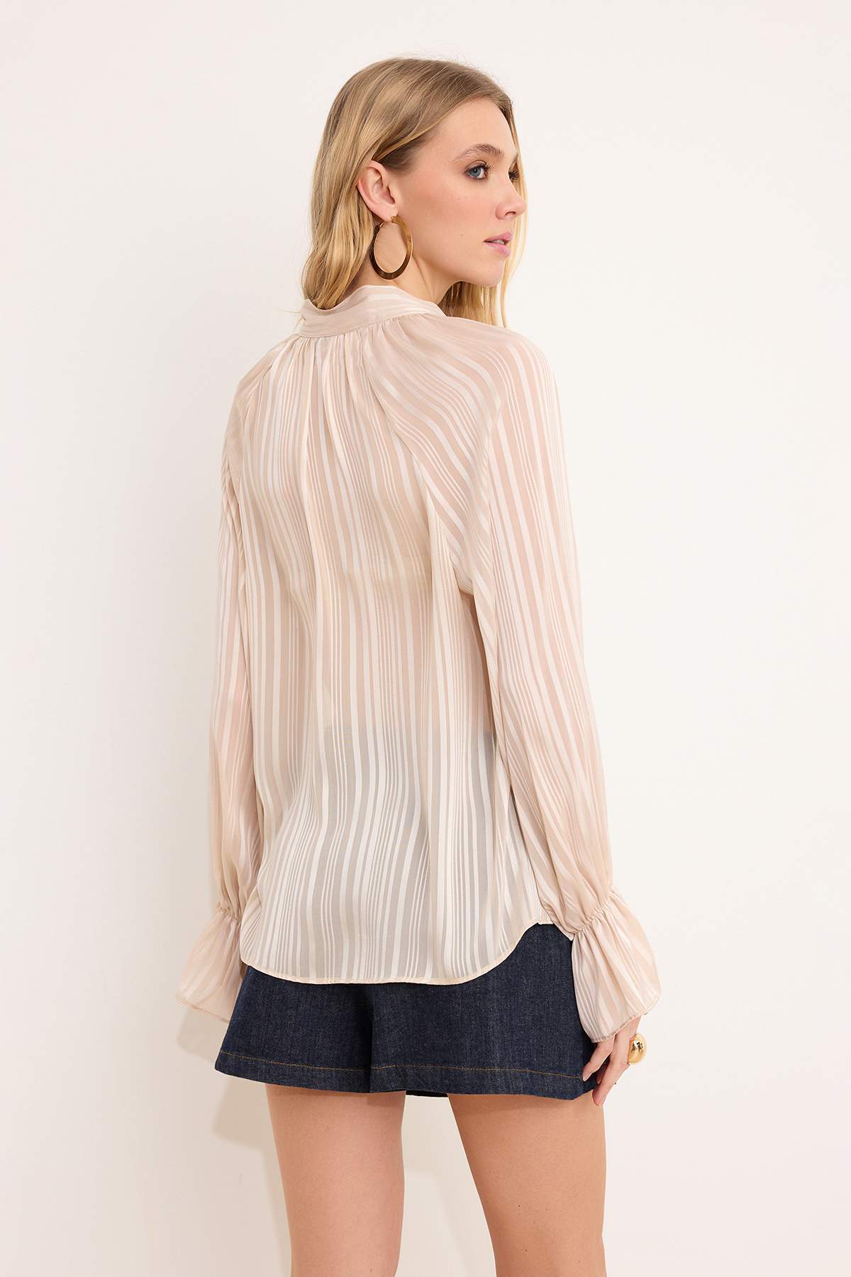 Trendyolmilla  Taş Fular Detaylı Gömlek TWOSS26GO00020 - Görsel 4