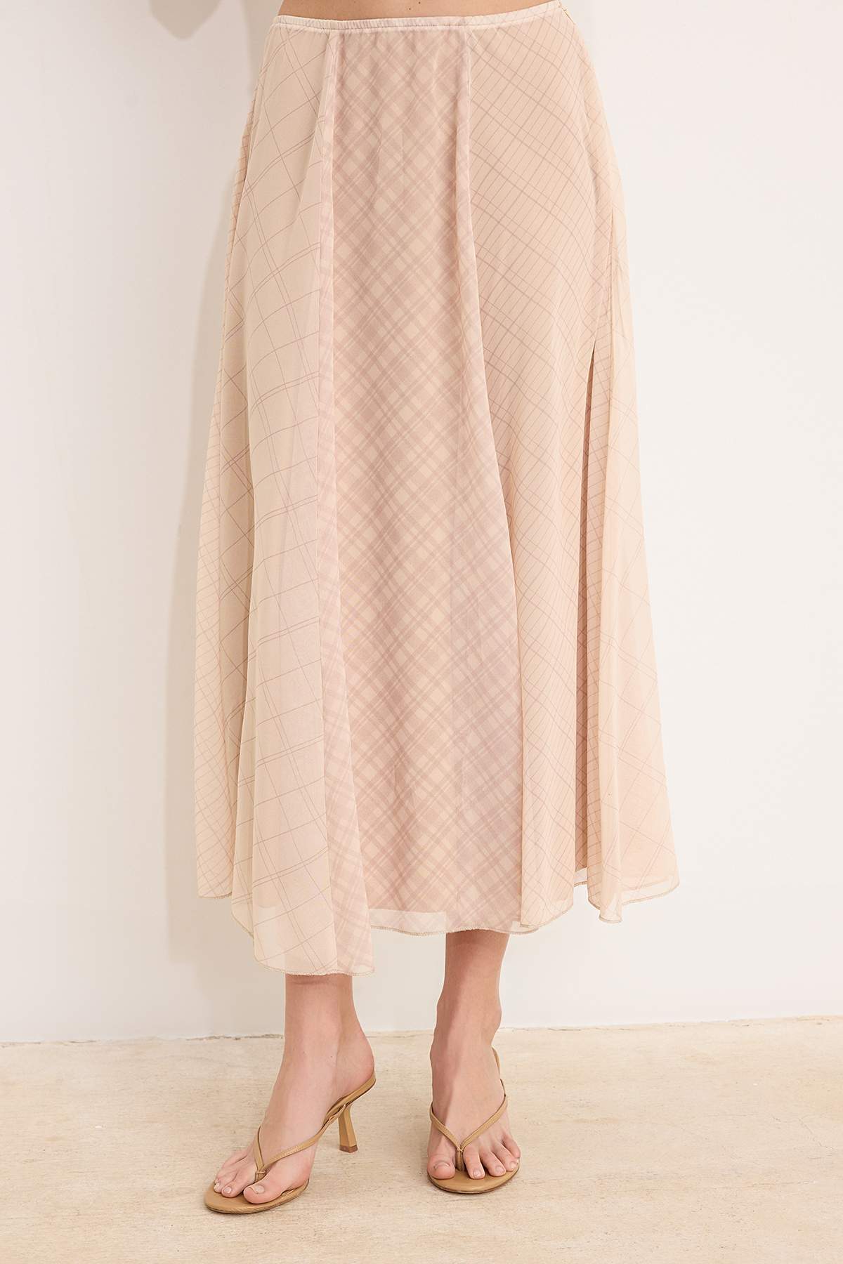 Trendyolmilla  Bej Ekoseli Astarlı Şifon Maxi Asimetrik Etek TWOSS26ET00045 - Görsel 5