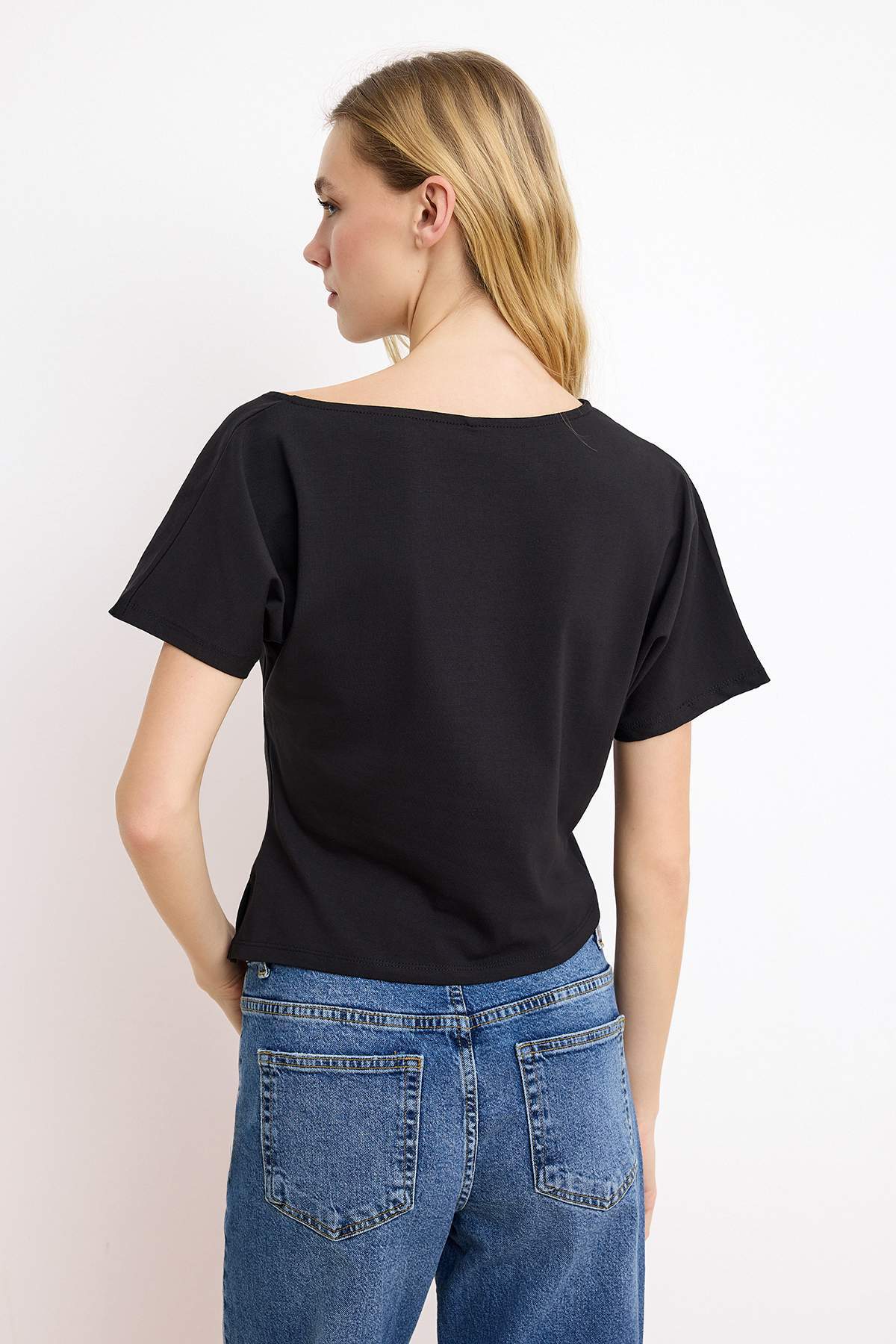 Trendyolmilla  Siyah Regular/Normal Kalıp Asimetrik Yaka Büzgülü Pamuklu Esnek Örme T-shirt TWOSS26TS00059 - Görsel 4