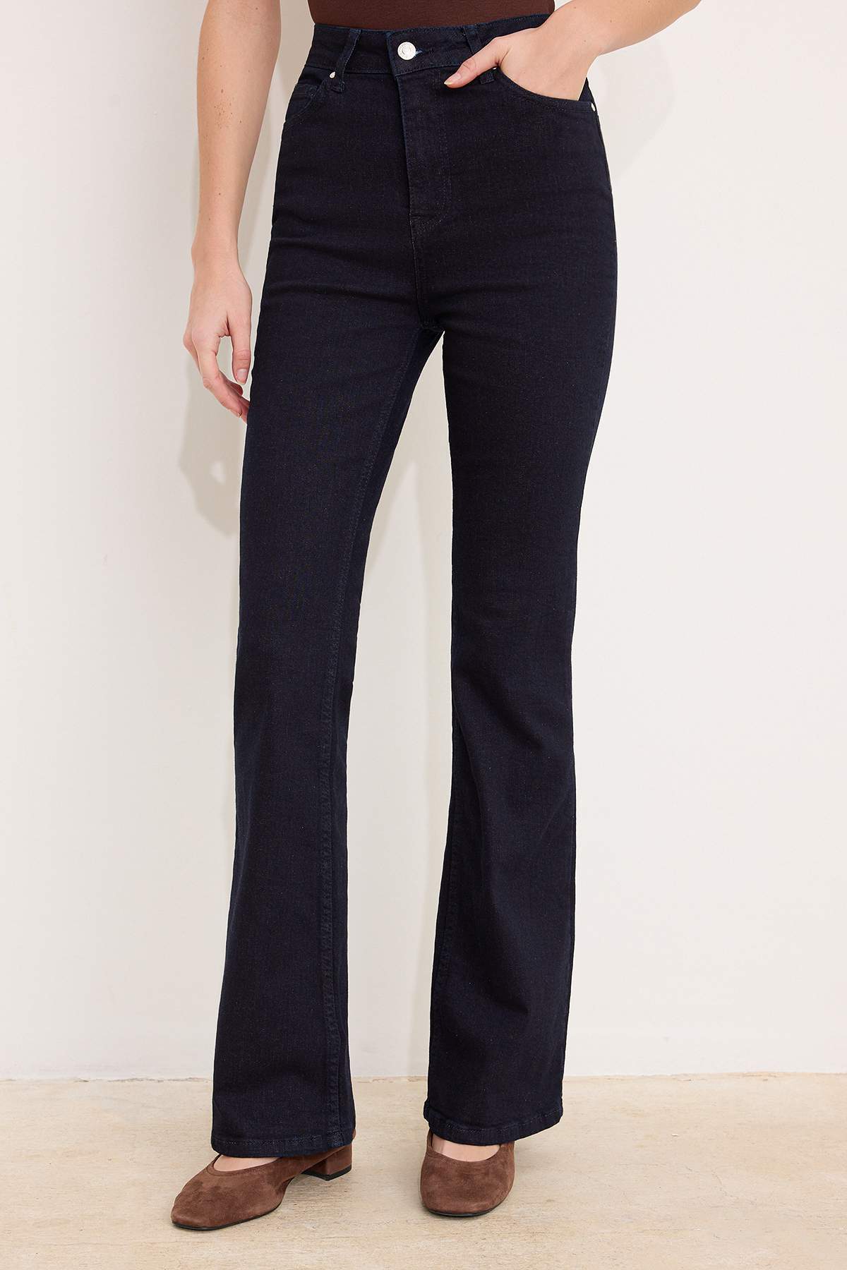 Trendyolmilla  Koyu Mavi Raw Yüksek Bel Orta Esnek Flare Uzun Boy Jeans TWOSS26JE00105 - Görsel 6