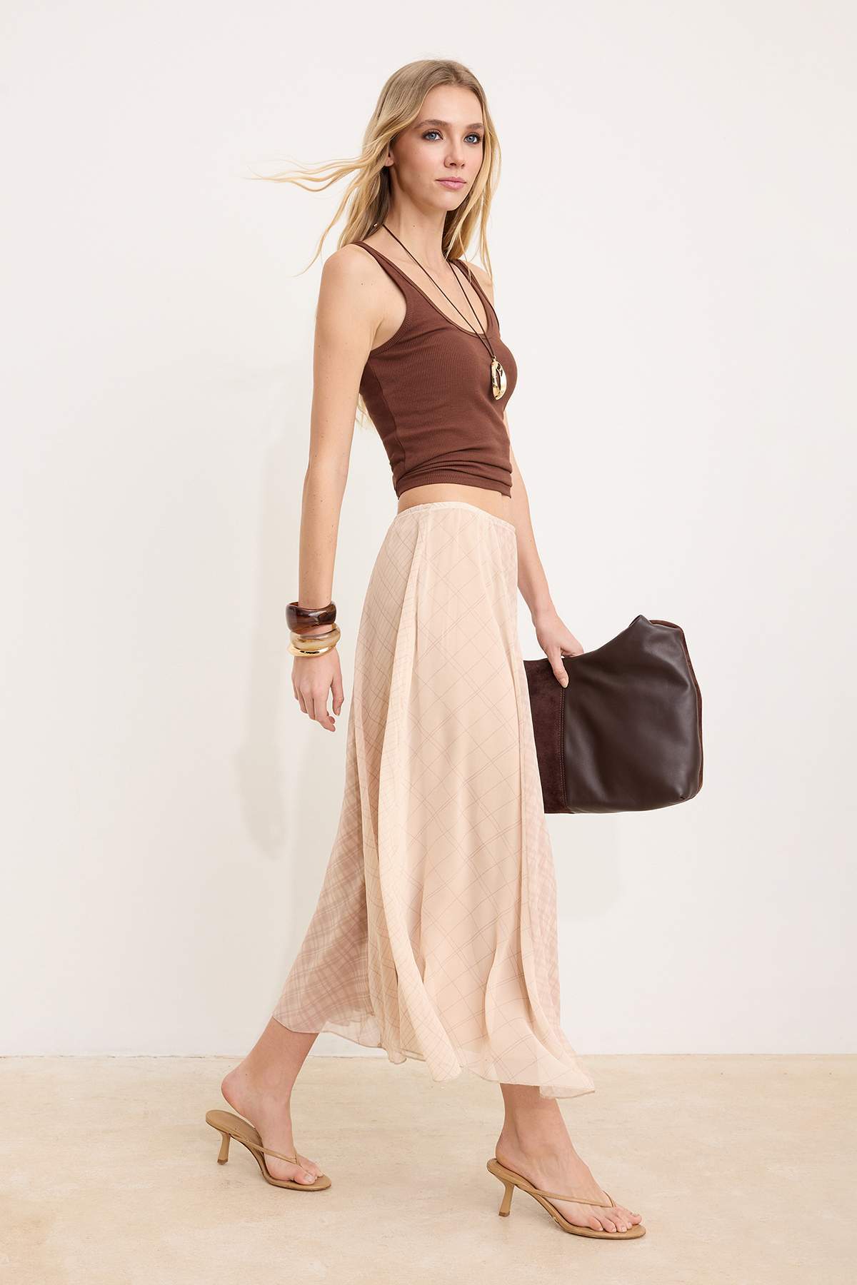 Trendyolmilla  Bej Ekoseli Astarlı Şifon Maxi Asimetrik Etek TWOSS26ET00045 - Görsel 4