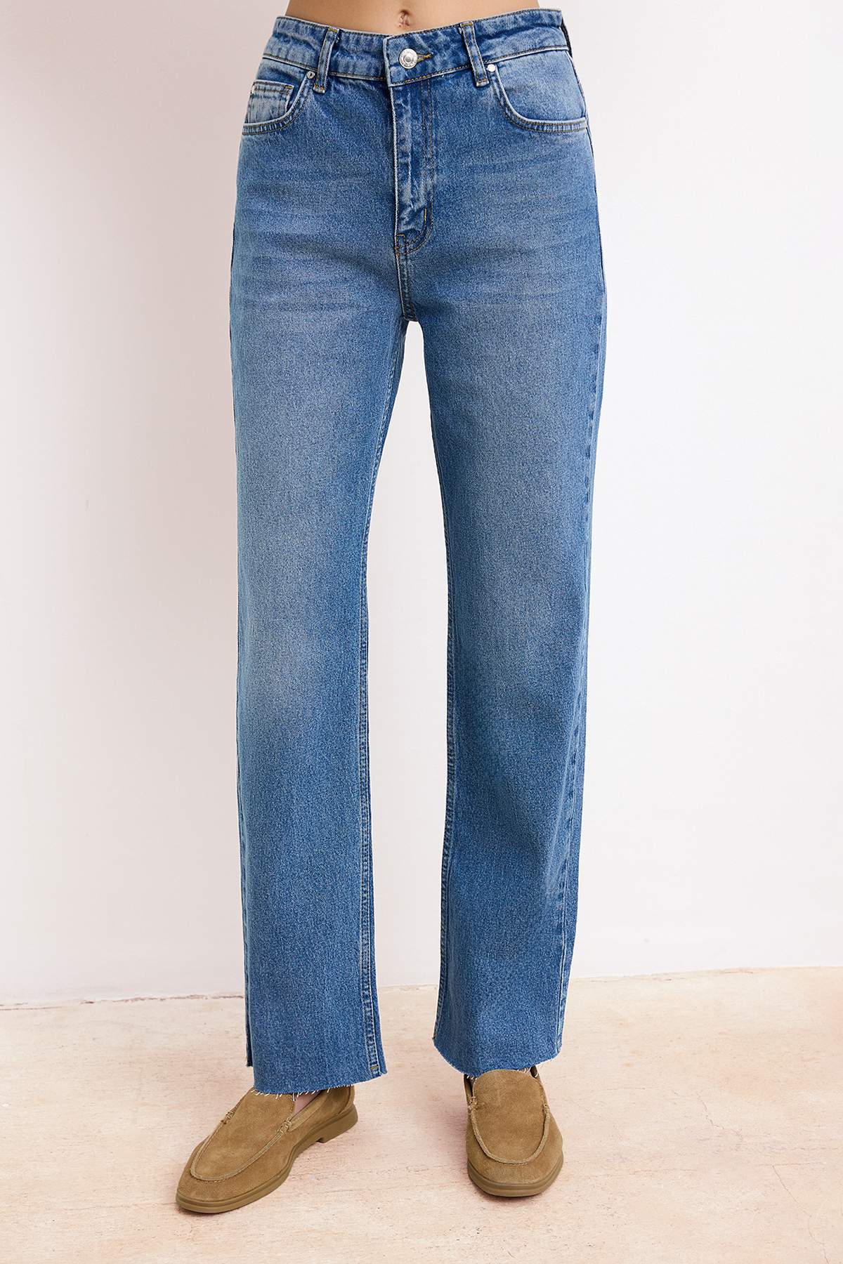 Trendyolmilla  Mavi Kesik Paça Yüksek Bel Az Esnek Straight Düz Kesim Jeans TWOSS26JE00094 - Görsel 3