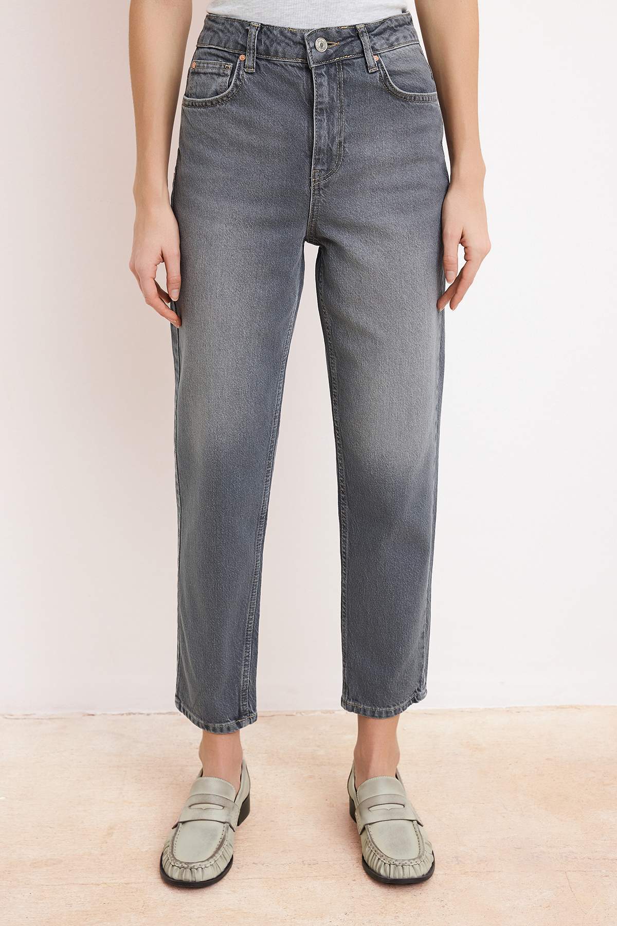 Trendyolmilla  Gri Yüksek Bel Bilek Boy Az Esnek Mom Jeans TWOSS26JE00112 - Görsel 3