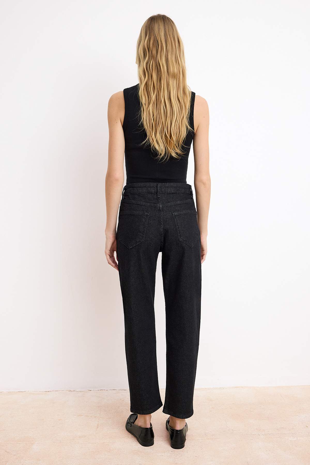 Trendyolmilla  Koyu Mavi Yüksek Bel Orta Esnek Mom Bilek Boy Jeans TWOSS26JE00110 - Görsel 4