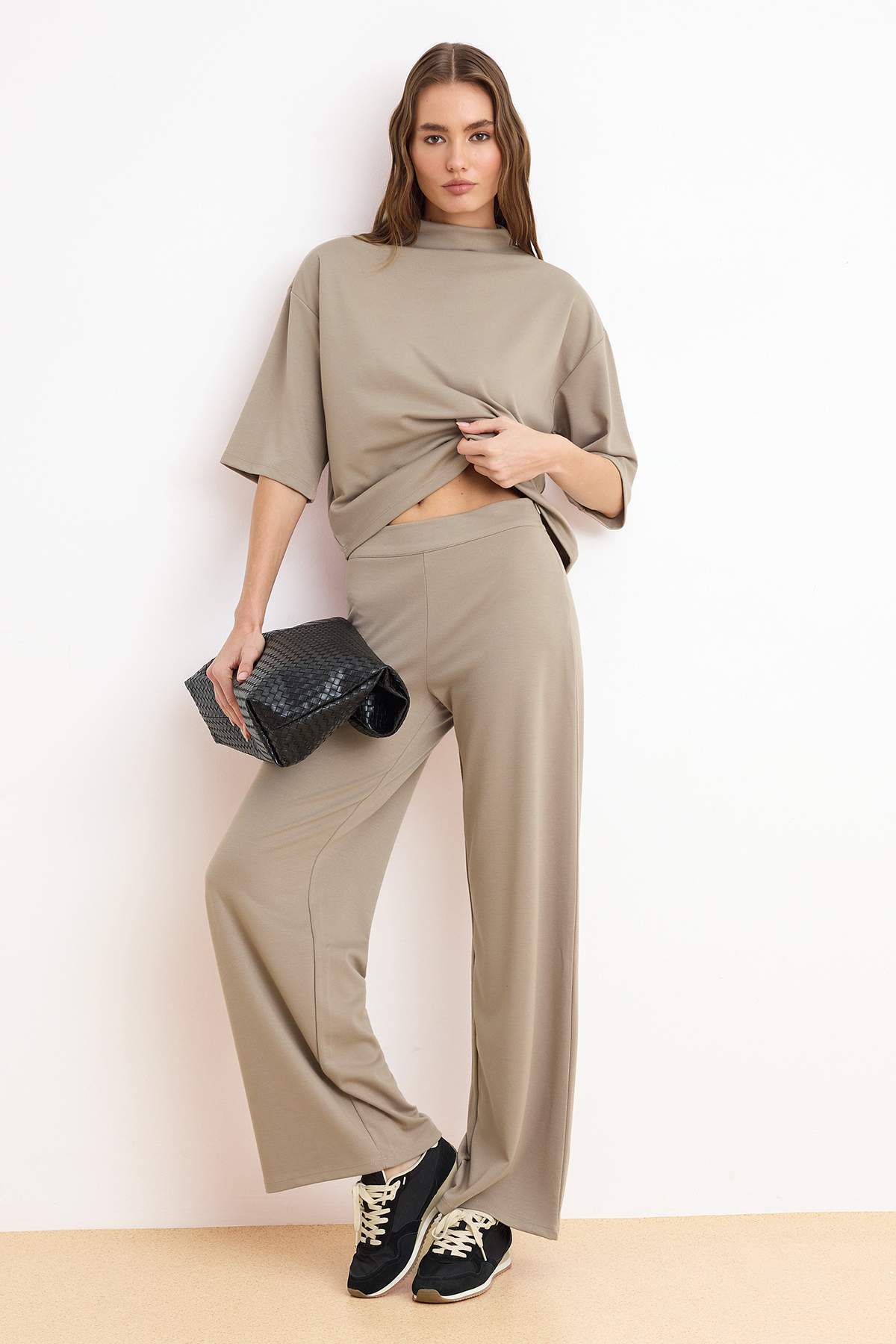 Trendyolmilla  Taş Relaxed Düşük Kol Kısa Kollu Astarlı Boru Paça İnterlok Örme Alt-Üst Takım TWOSS26AU00033 - Görsel 2