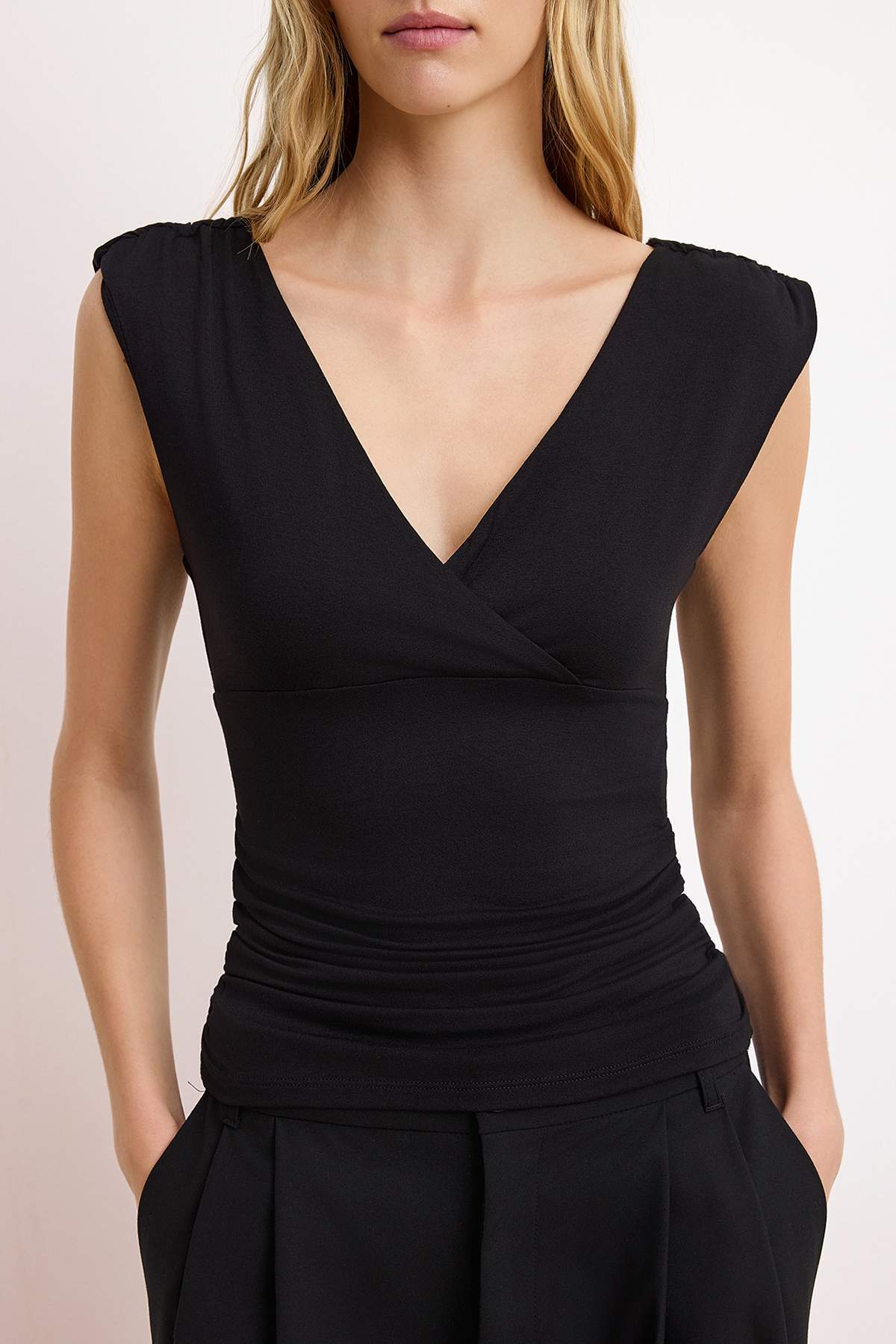 Trendyolmilla  Siyah Fitted/Vücuda Oturan V Yaka Kolsuz Büzgülü Yumuşak Örme Bluz TWOSS26BZ00093 - Görsel 3