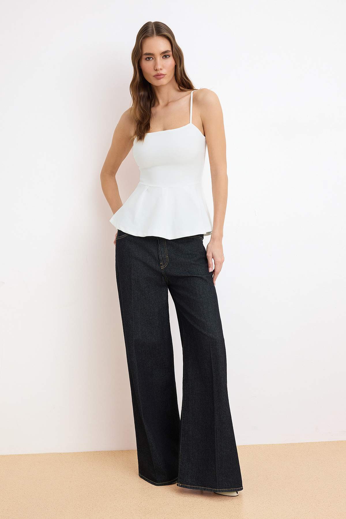 Trendyolmilla  Ekru Peplum Kare Yaka İnce Askılı Kolsuz Scuba Krep Örme Bluz TWOSS26BZ00024 - Görsel 2