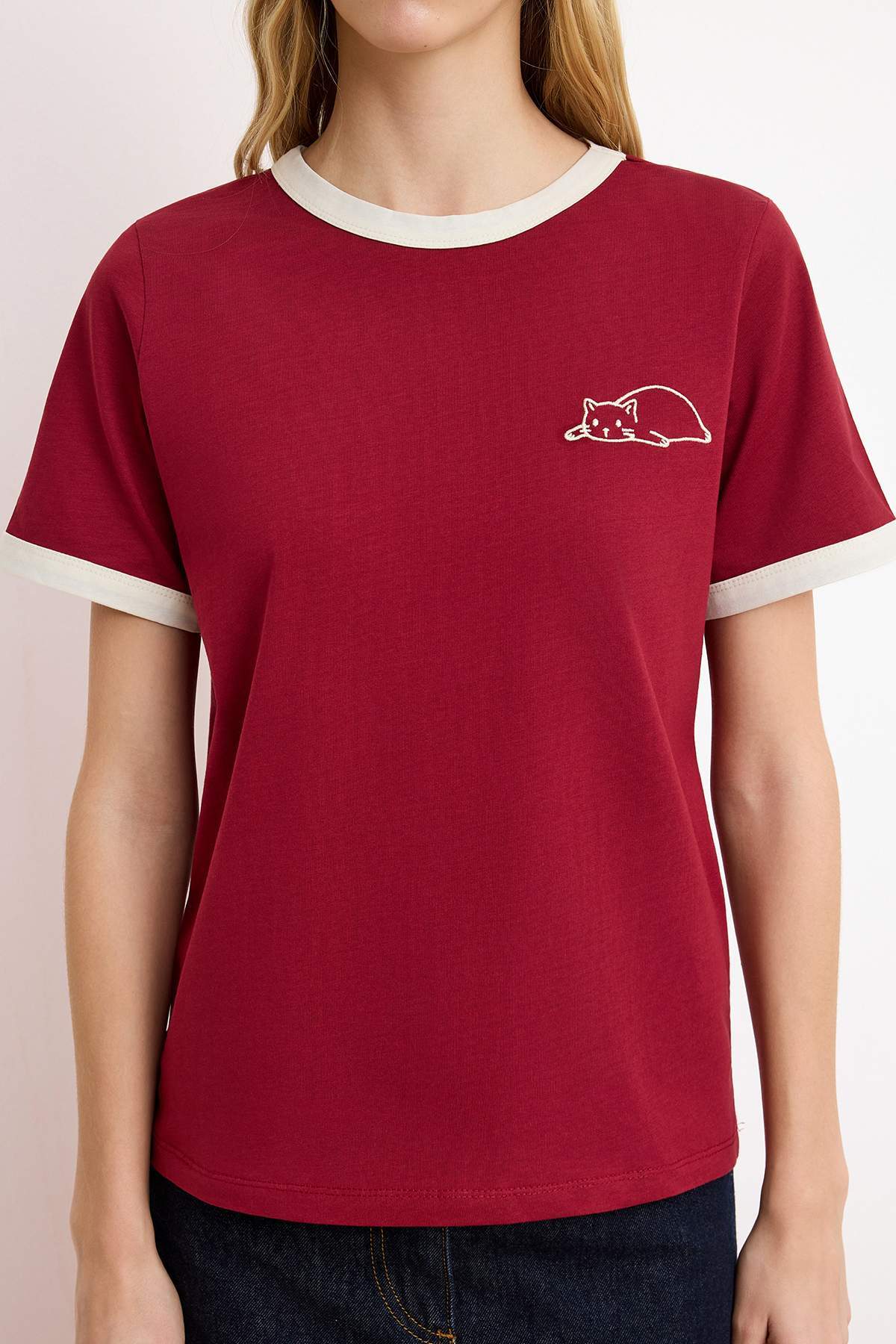 Trendyolmilla  Bordo %100 Pamuk Nakışlı Kontrast Biye Detaylı Örme T-Shirt TWOSS24TS00037 - Görsel 3