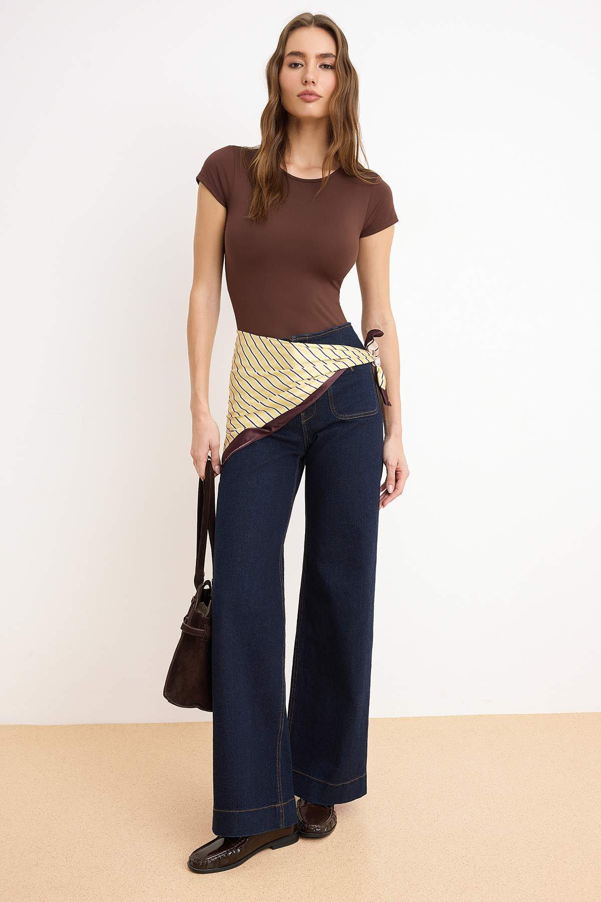 Trendyolmilla  Kahverengi Poliamid Kısa Kol Bisiklet Yaka Fitted/Vücuda Oturan Örme T-Shirt TWOSS24TS00238 - Görsel 2