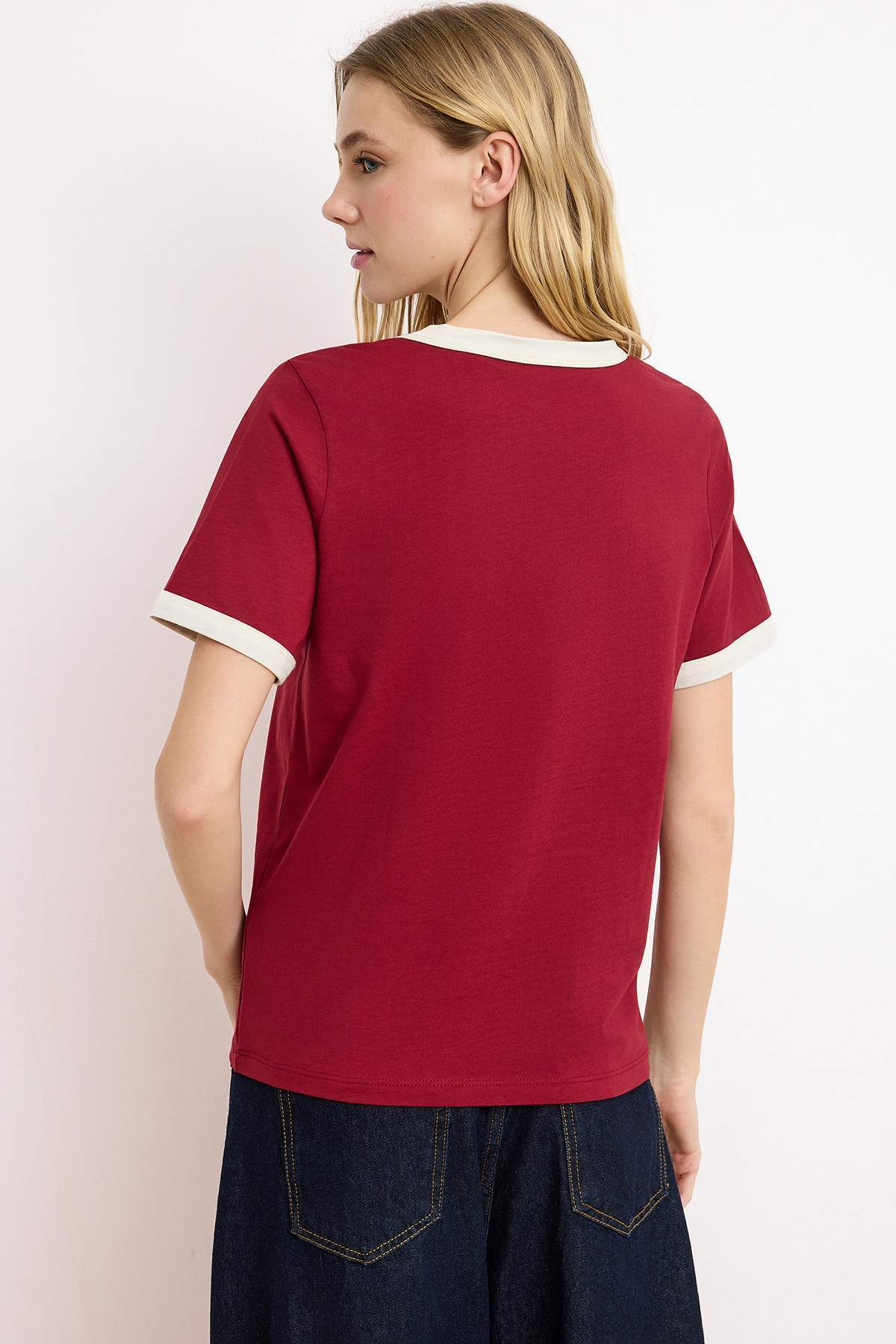 Trendyolmilla  Bordo %100 Pamuk Nakışlı Kontrast Biye Detaylı Örme T-Shirt TWOSS24TS00037 - Görsel 4