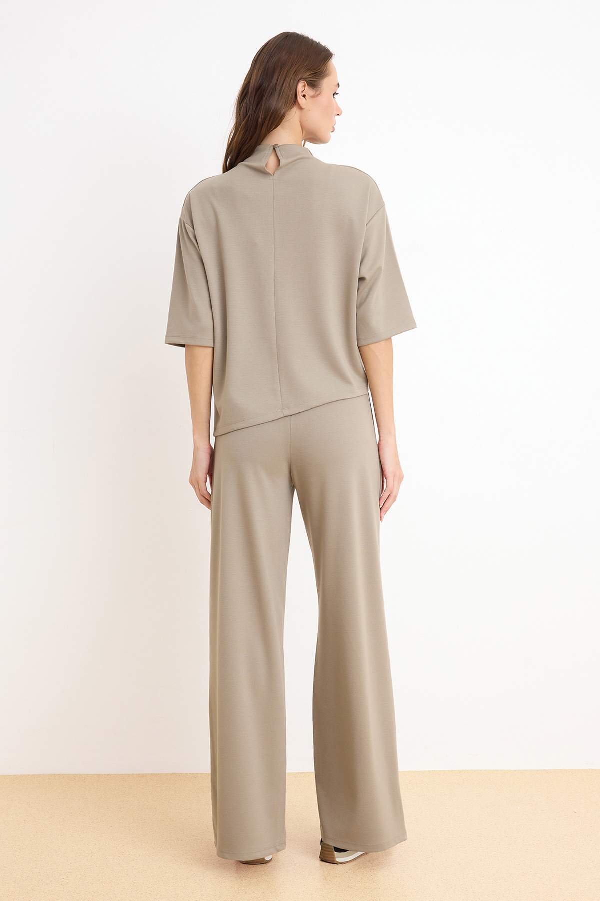 Trendyolmilla  Taş Relaxed Düşük Kol Kısa Kollu Astarlı Boru Paça İnterlok Örme Alt-Üst Takım TWOSS26AU00033 - Görsel 4