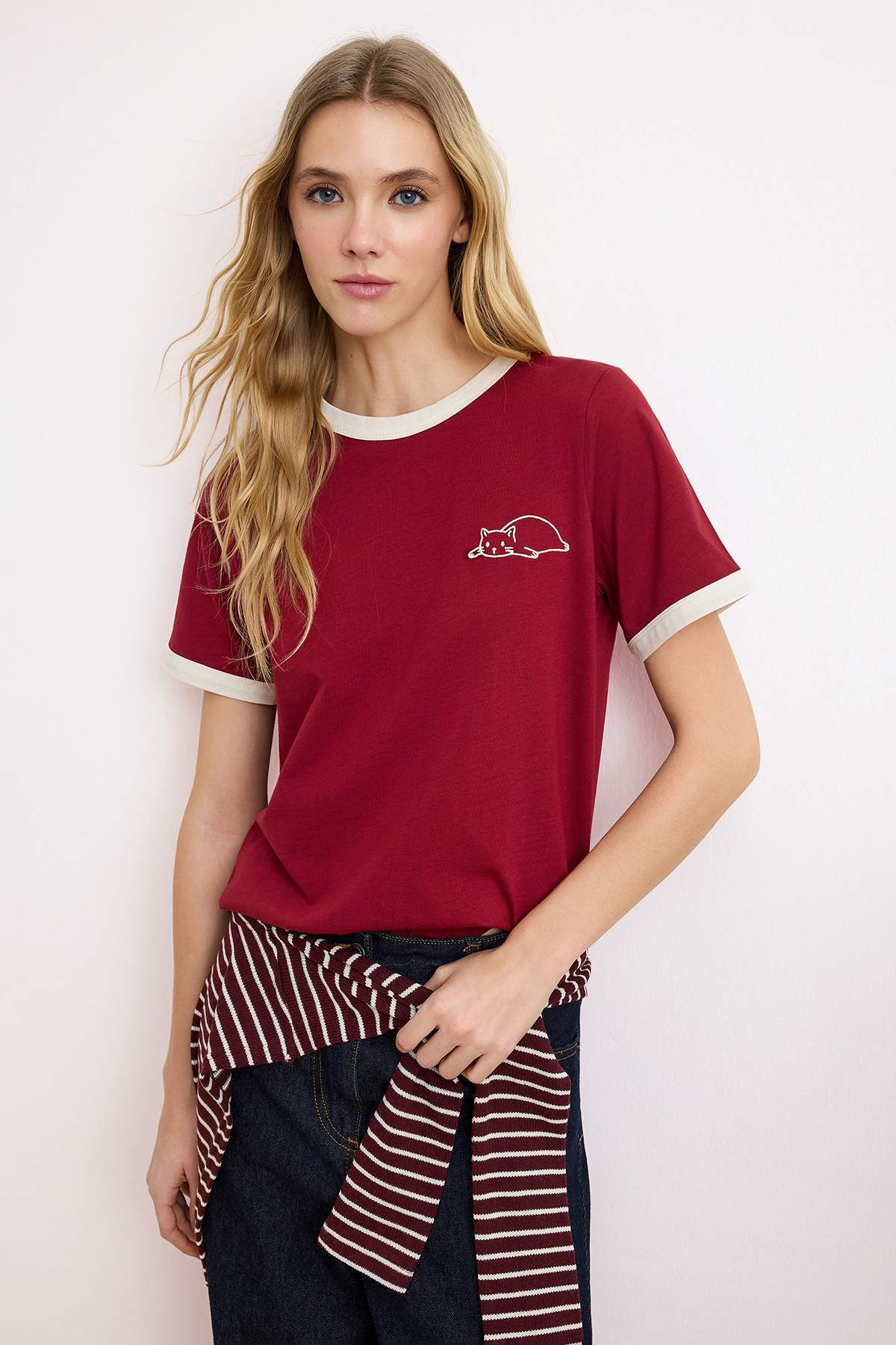 Trendyolmilla  Bordo %100 Pamuk Nakışlı Kontrast Biye Detaylı Örme T-Shirt TWOSS24TS00037
