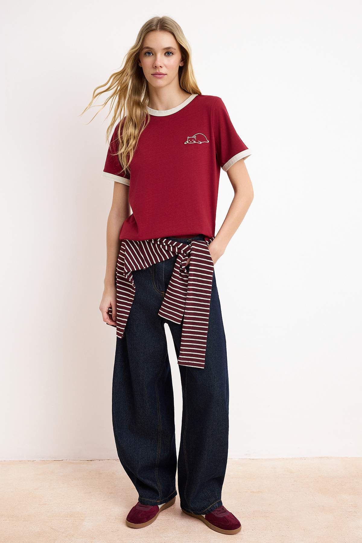 Trendyolmilla  Bordo %100 Pamuk Nakışlı Kontrast Biye Detaylı Örme T-Shirt TWOSS24TS00037 - Görsel 2