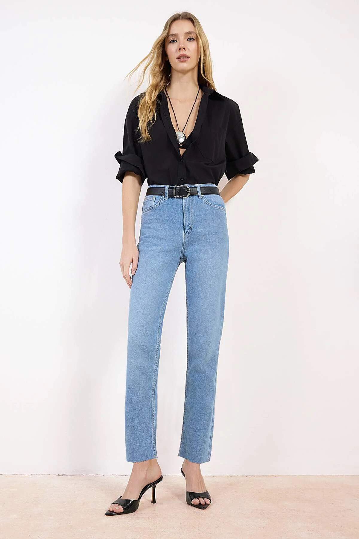 Trendyolmilla  Mavi Kesik Paça Yüksek Bel Az Esnek Mom Jeans TWOSS26JE00108 - Görsel 3