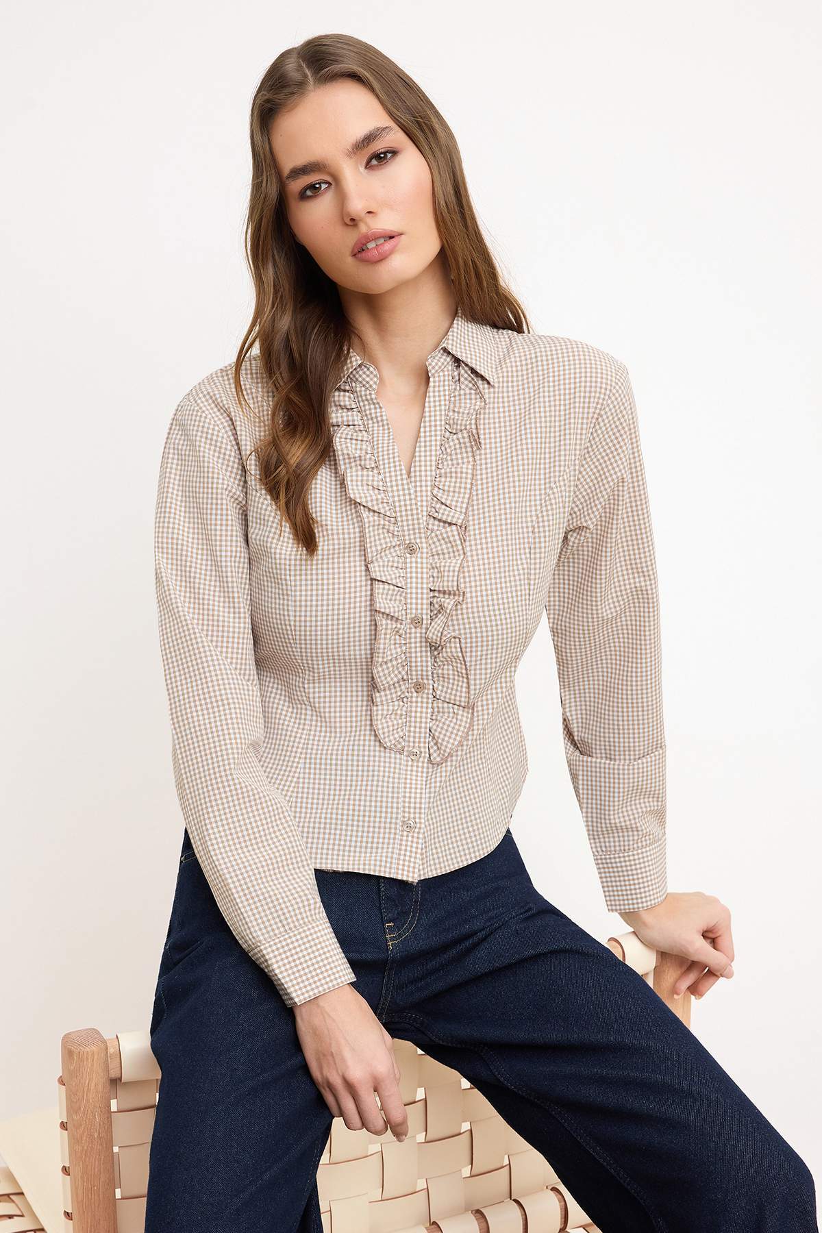 Trendyolmilla  Kahverengi Pötikare Bele Oturan Fırfırlı Gömlek TWOSS26GO00030 - Görsel 2