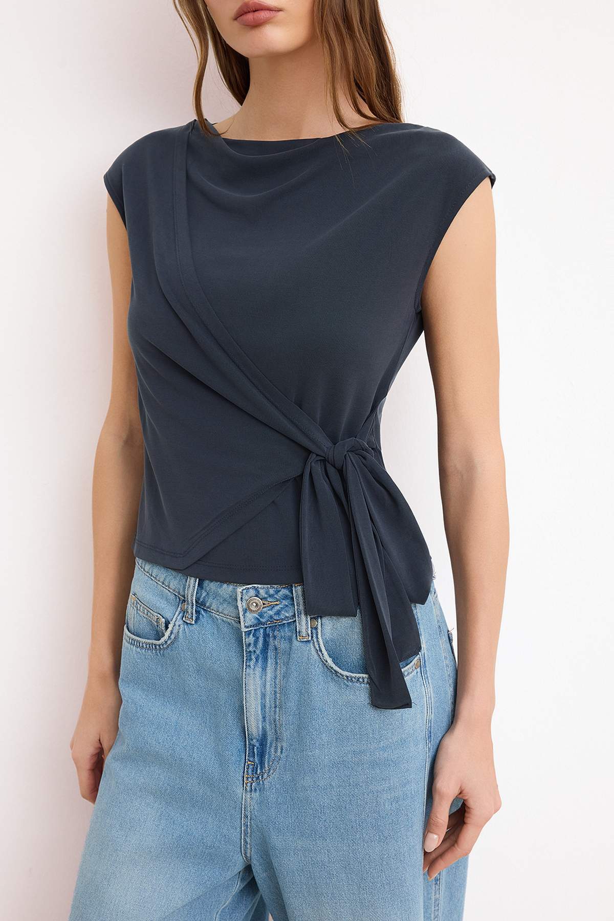 Trendyolmilla  More Sustaniable Antrasit Fitted Kruvaze Kayık Yaka Bağlama Detaylı Modal Örme Bluz TWOSS26BZ00275 - Görsel 3