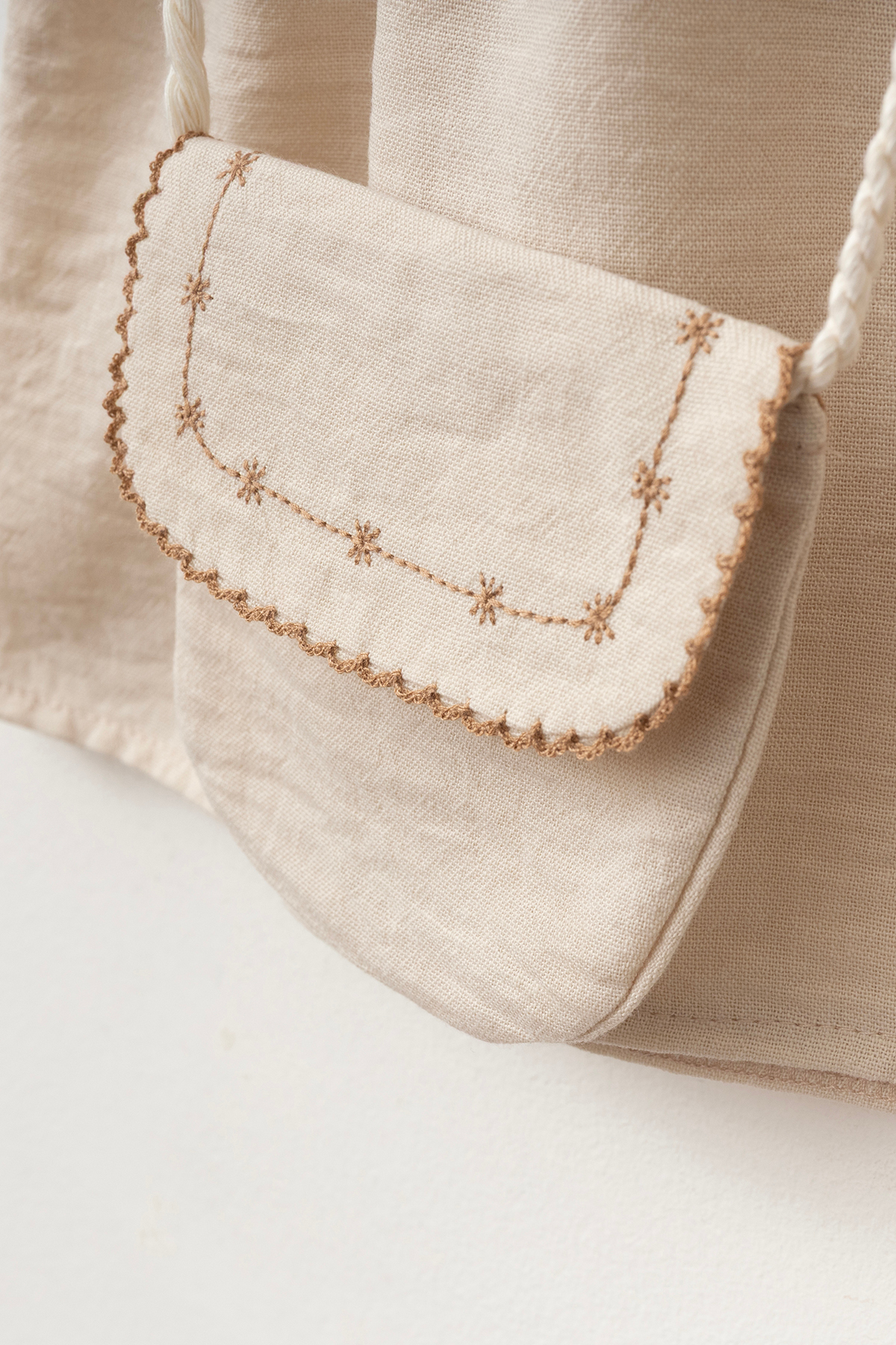 Minipodyum Kız Bebek Yakası Nakışlı Çantalı Bayramlık Keten Elbise fotoğrafı 7 (önizleme)