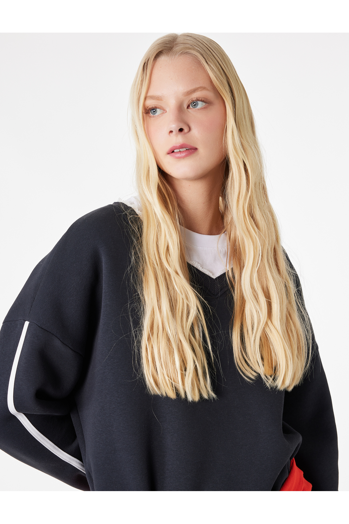 Koton  Şardonlu Fiyonklu Dantel Detaylı V Yaka Uzun Kollu Oversize Sweatshirt