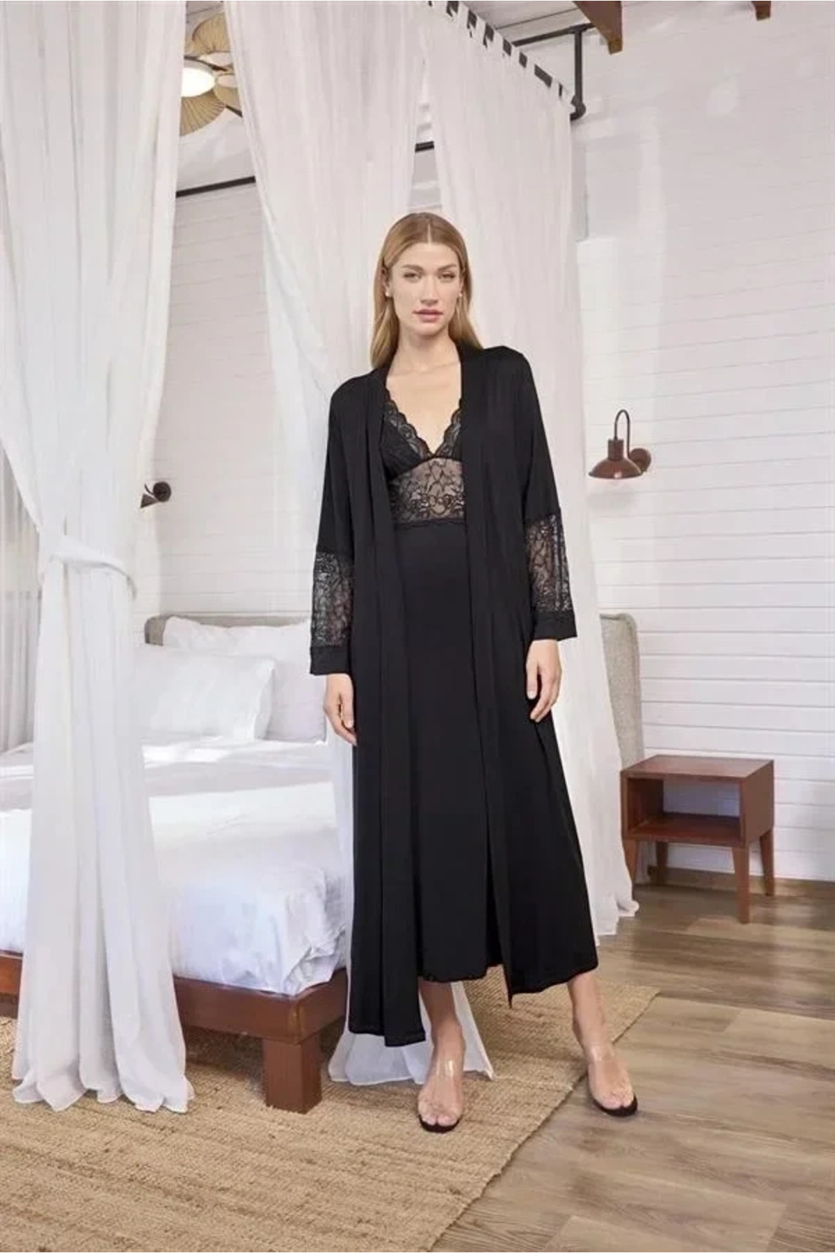 AMORA SECRET ÖZEL TASARIM GÖĞÜS VE SIRT DEKOLTELİ DANTELLİ SABAHLIK TAKIMI