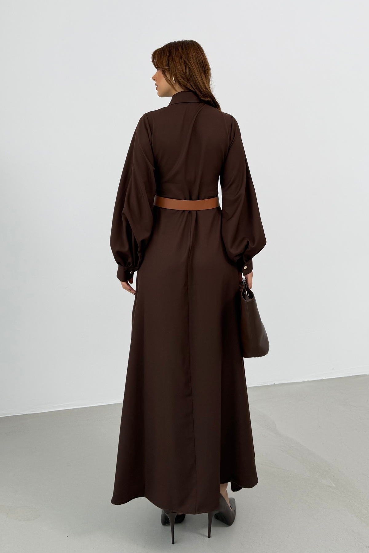 فستان نسائي بني تفاصيل حزام بأكمام بالون حرير i D...